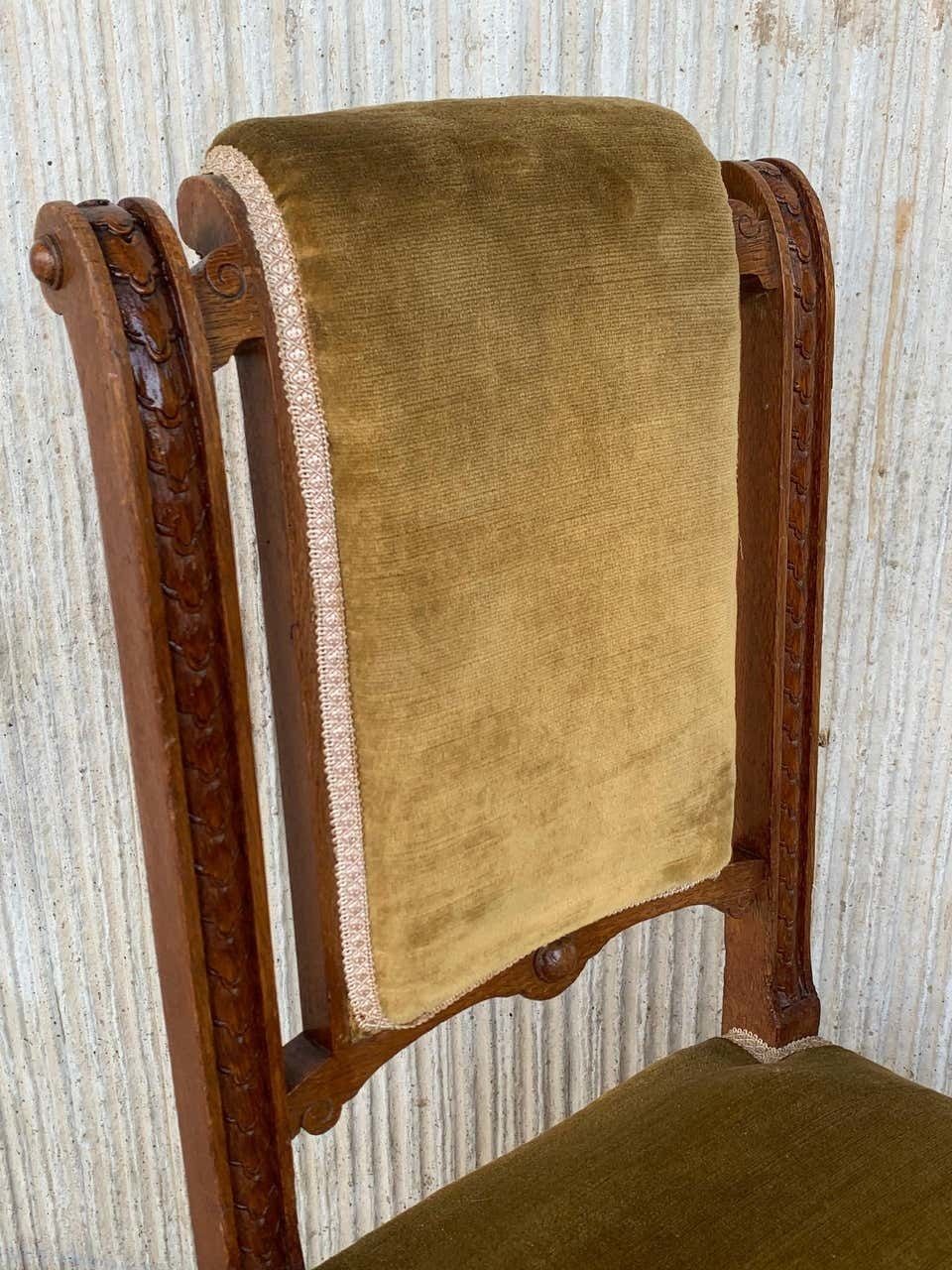 Ensemble de 4 chaises de salle à manger sculptées de style Louis XIII, assise et dossier en velours photo buy