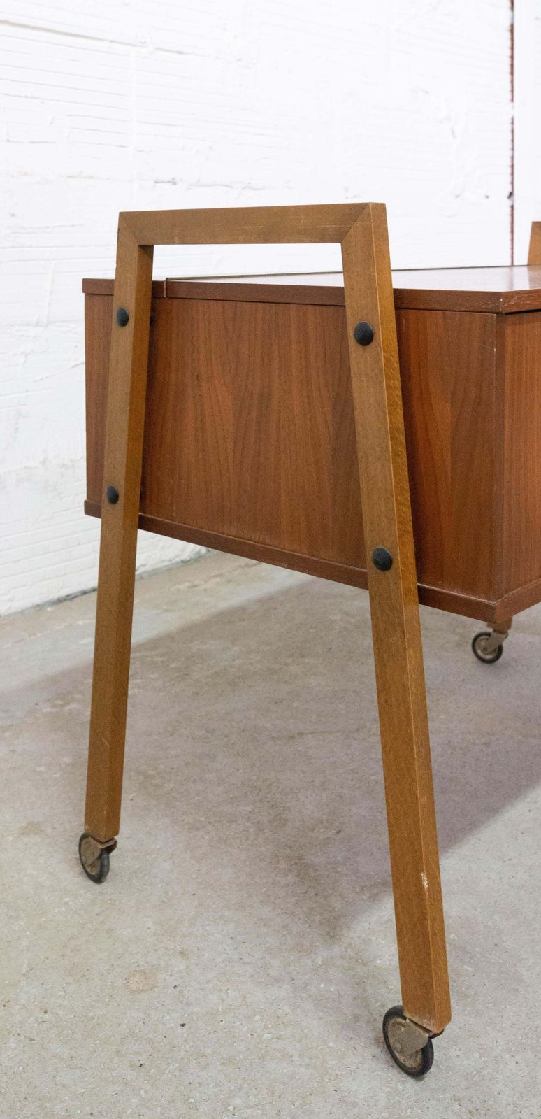 Table d'appoint scandinave en teck sur roulettes, mid-century photo 339.15