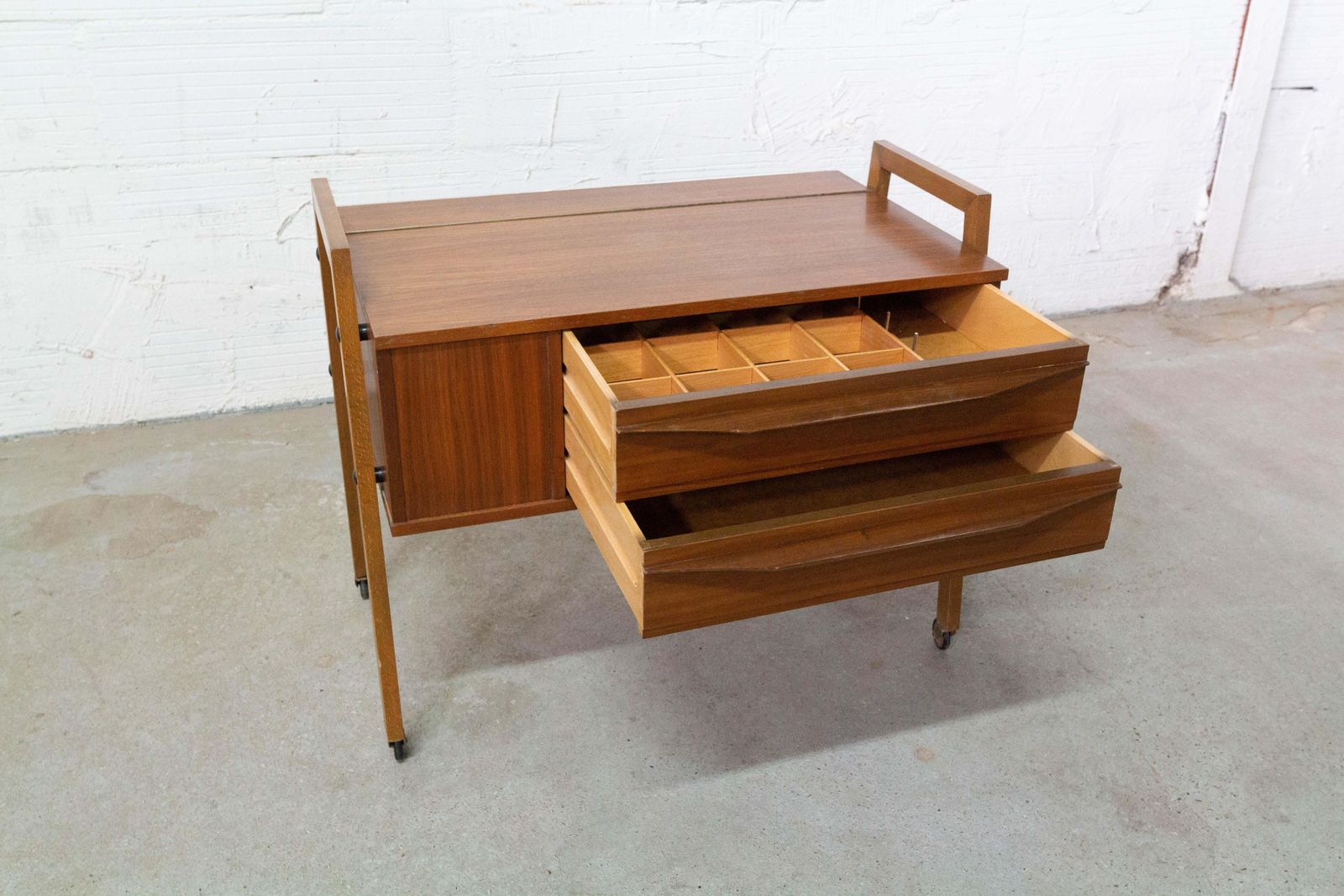 Table d'appoint scandinave en teck sur roulettes, mid-century photo vintage