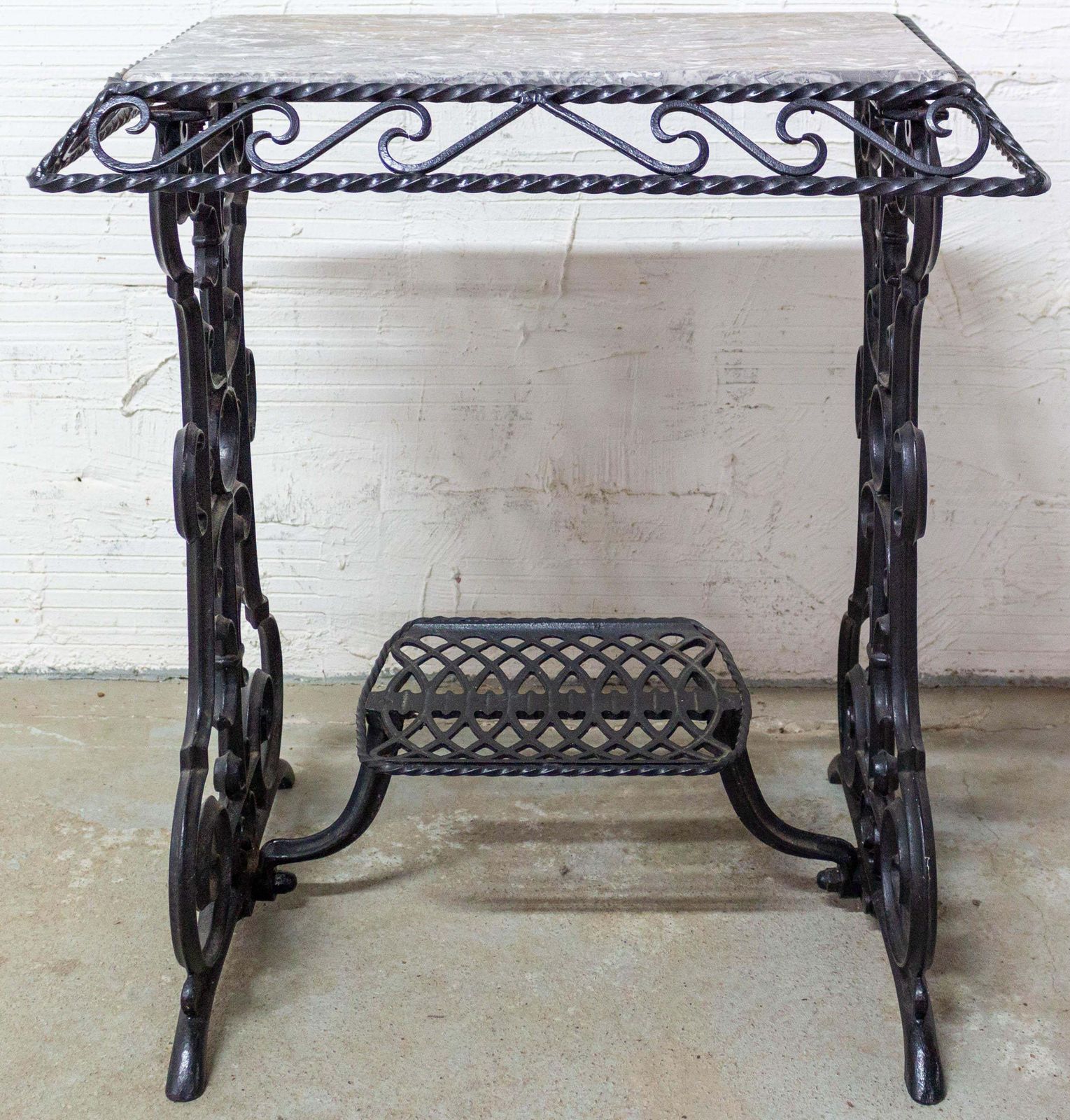 Console ou table d'appoint, plateau en marbre et support de machine à coudre, française, vers 1920 photo furniture