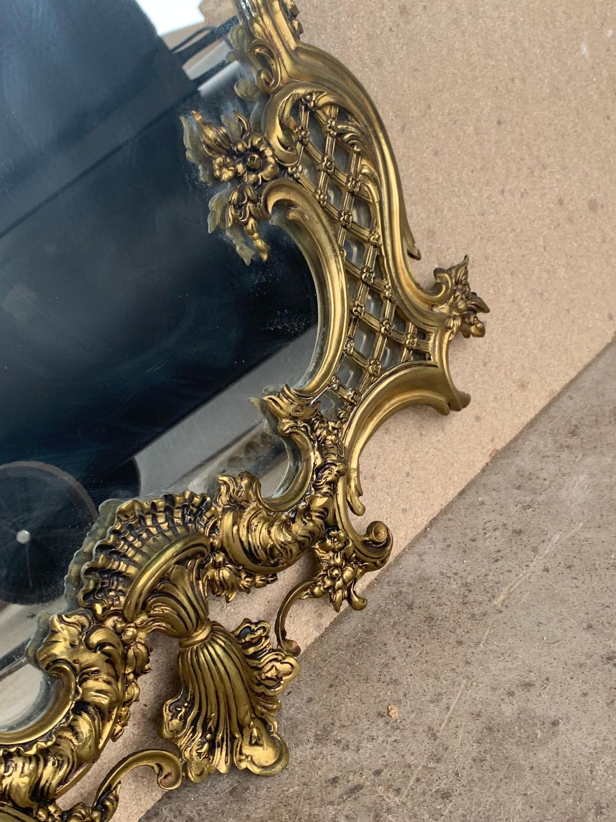 Miroir en bronze handmade avec reliefs, style baroque français, XIXe siècle photo buy