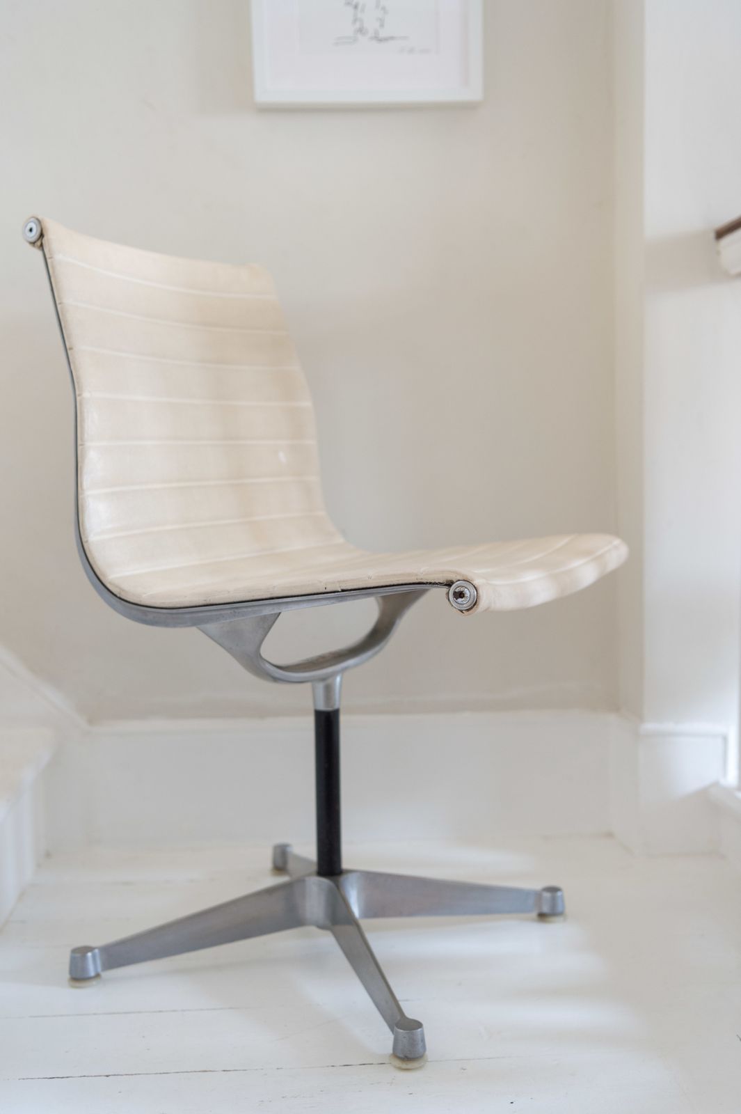 Charles & Ray Eames Chair Manufactured By Hille. 1st Generation 1960s. Rare Chair. photo vinterior