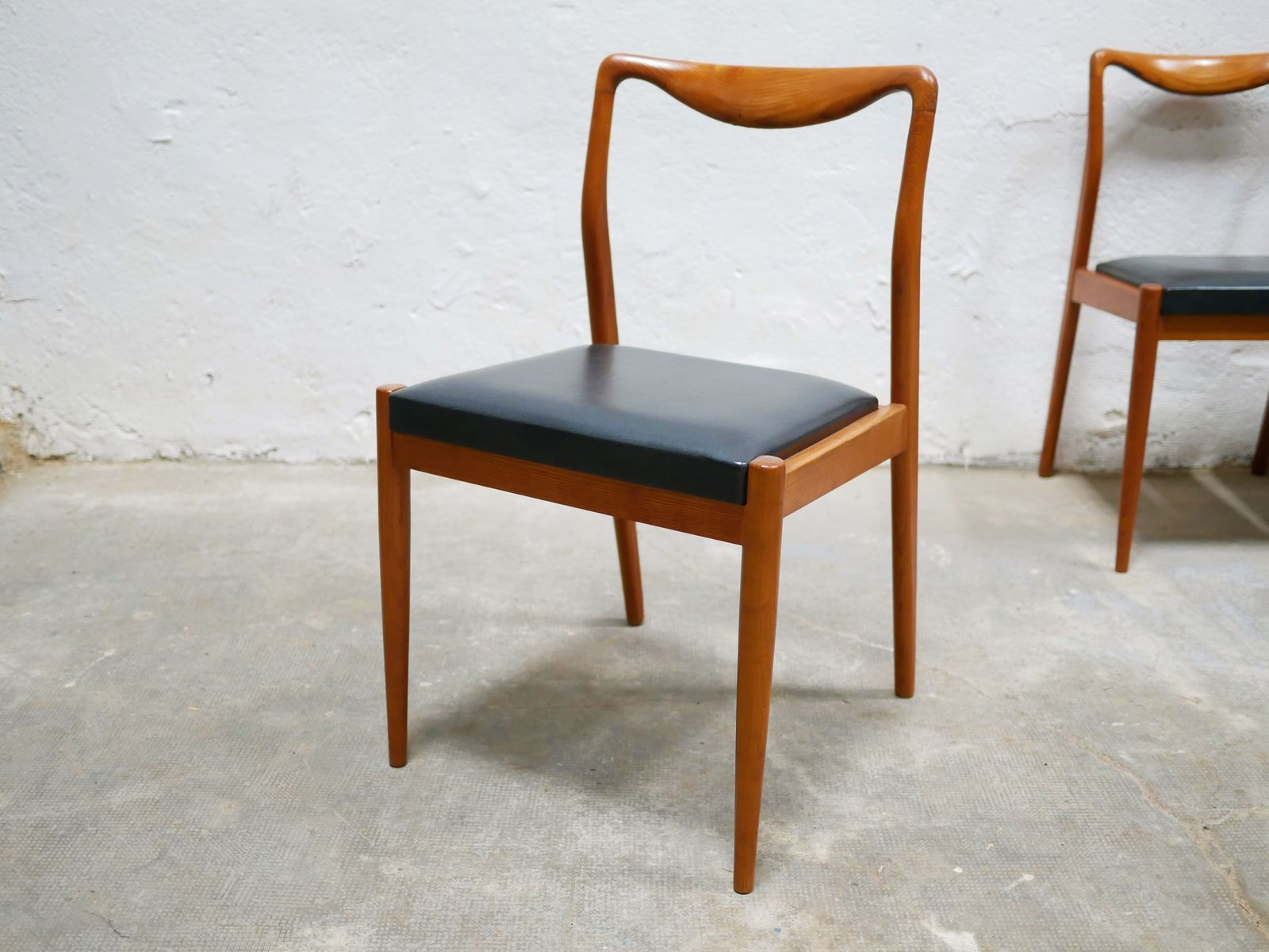 1755.84 Series Of 4 Vintage Scandinavian Chairs In Teak And Skaï photo