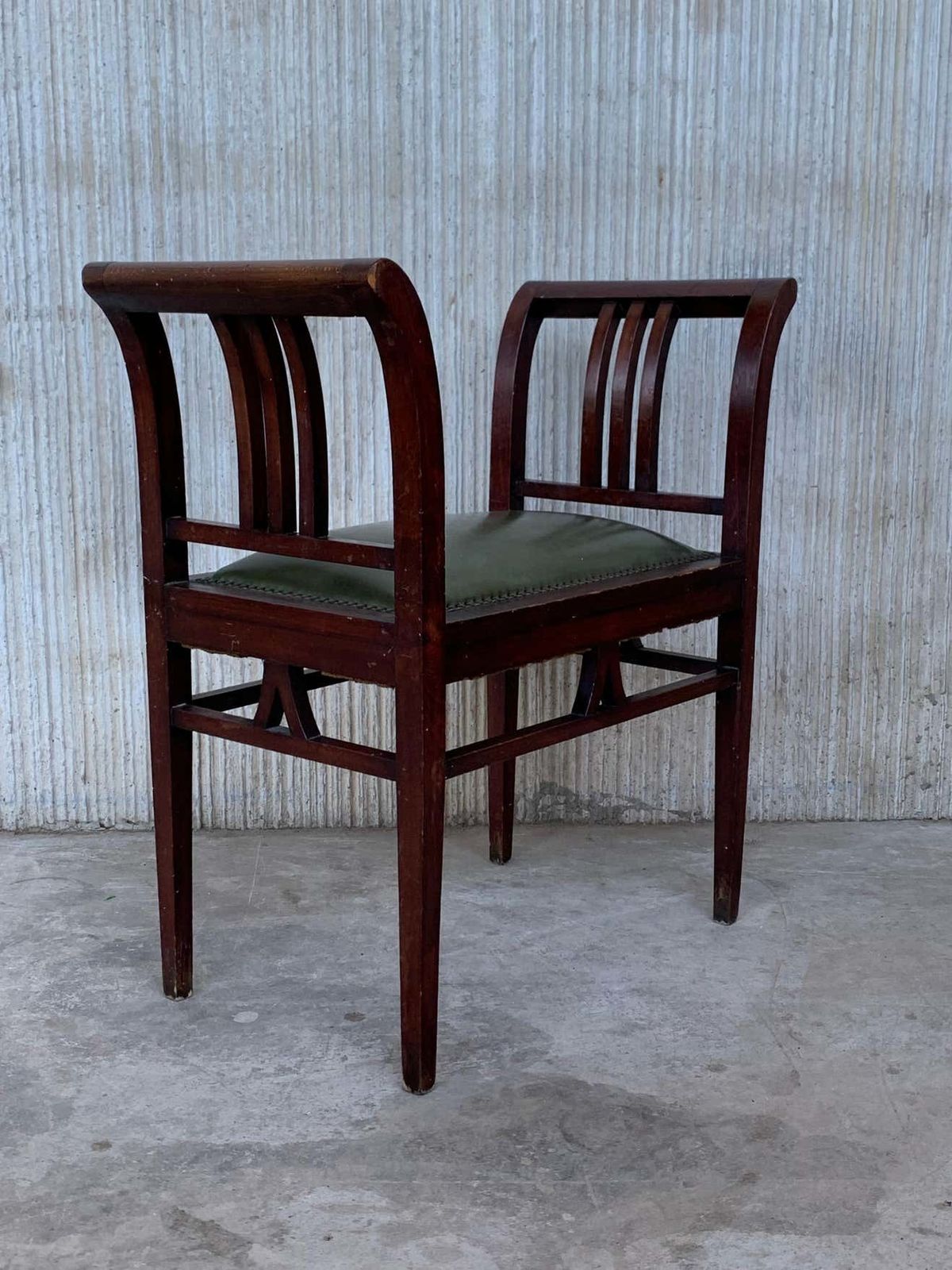 photo furniture Ensemble de quatre tabourets Art déco en noyer, accoudoirs et assise en cuir
