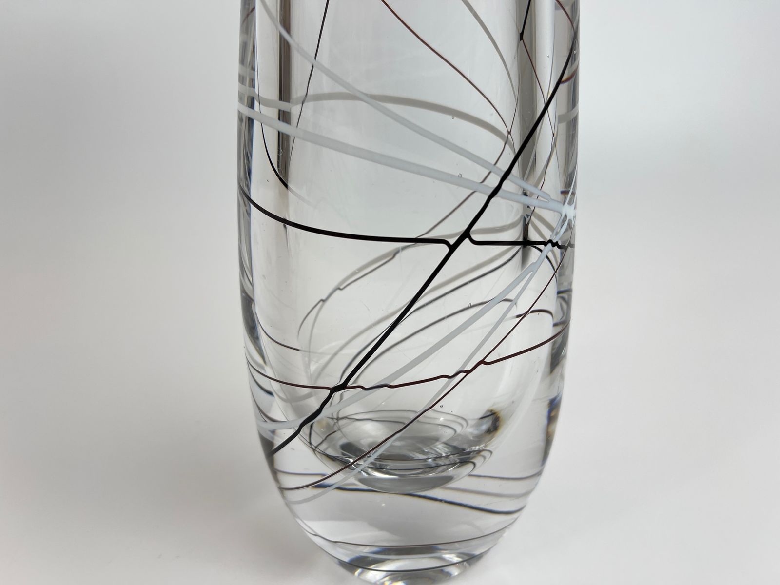 Vicke Lindstrand For Kosta In The 1950s. Vase With White, Black And Red Thread photo 225.0