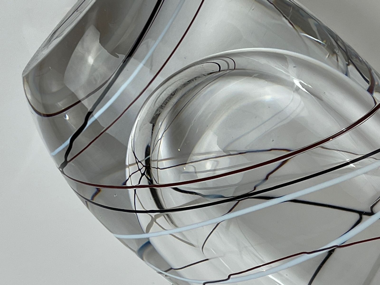 Vicke Lindstrand For Kosta In The 1950s. Vase With White, Black And Red Thread photo vintage
