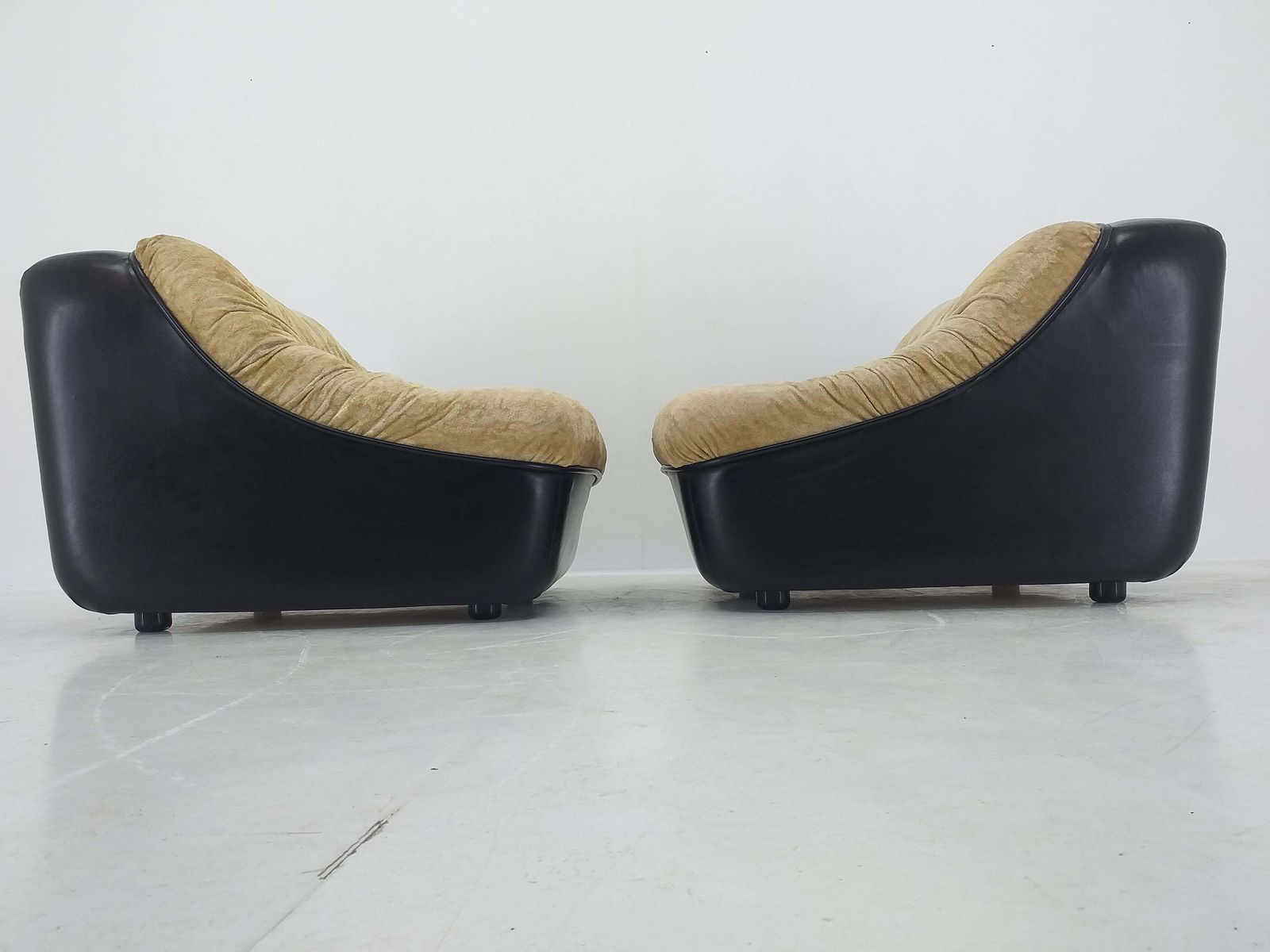 Pair Of Midcentury Lounge Chairs, Italy, 1970s. photo vinterior