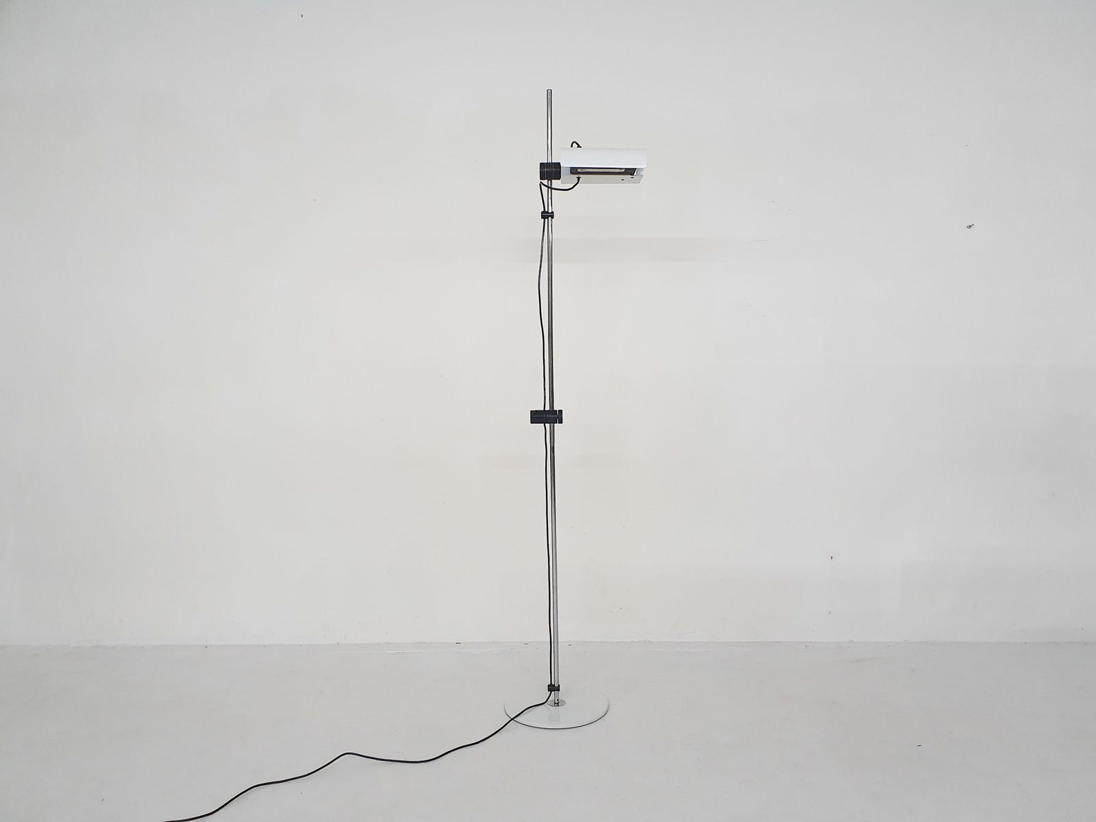 Witte Metalen Designvloerlamp Van Joe Colombo, Italië, Ca. Jaren 1980