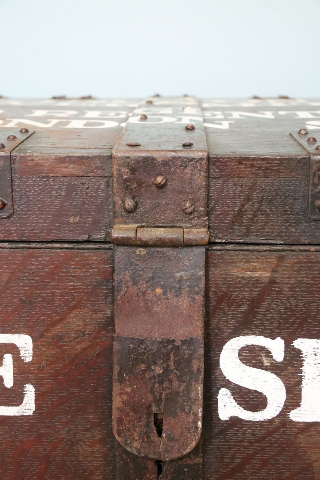 photo vinterior A Truly Original & Rare Early Silver Chest By The Very Well Renowned London Based Silversmiths Elkington & Co.