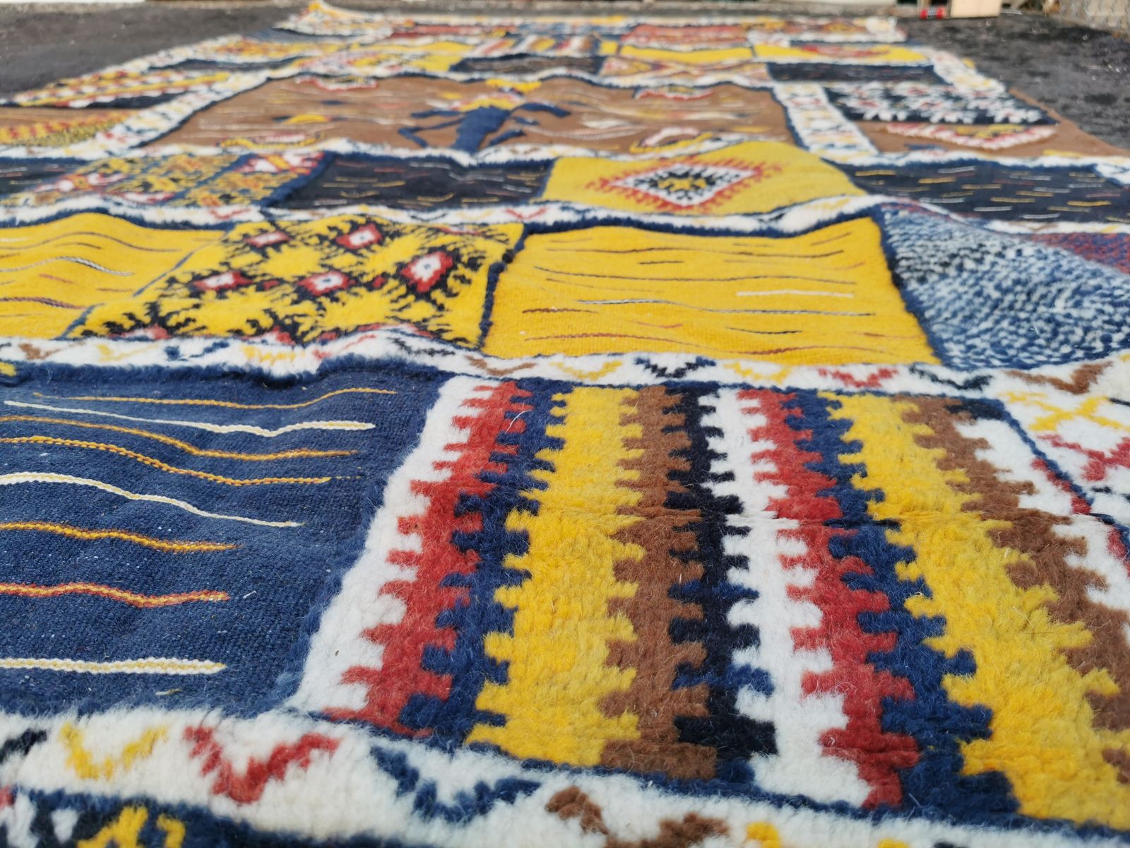 photo furniture Large Handmade Traditional Moroccan Rug. Natural Wool And Camel Hair.9.1x5.2 Ft