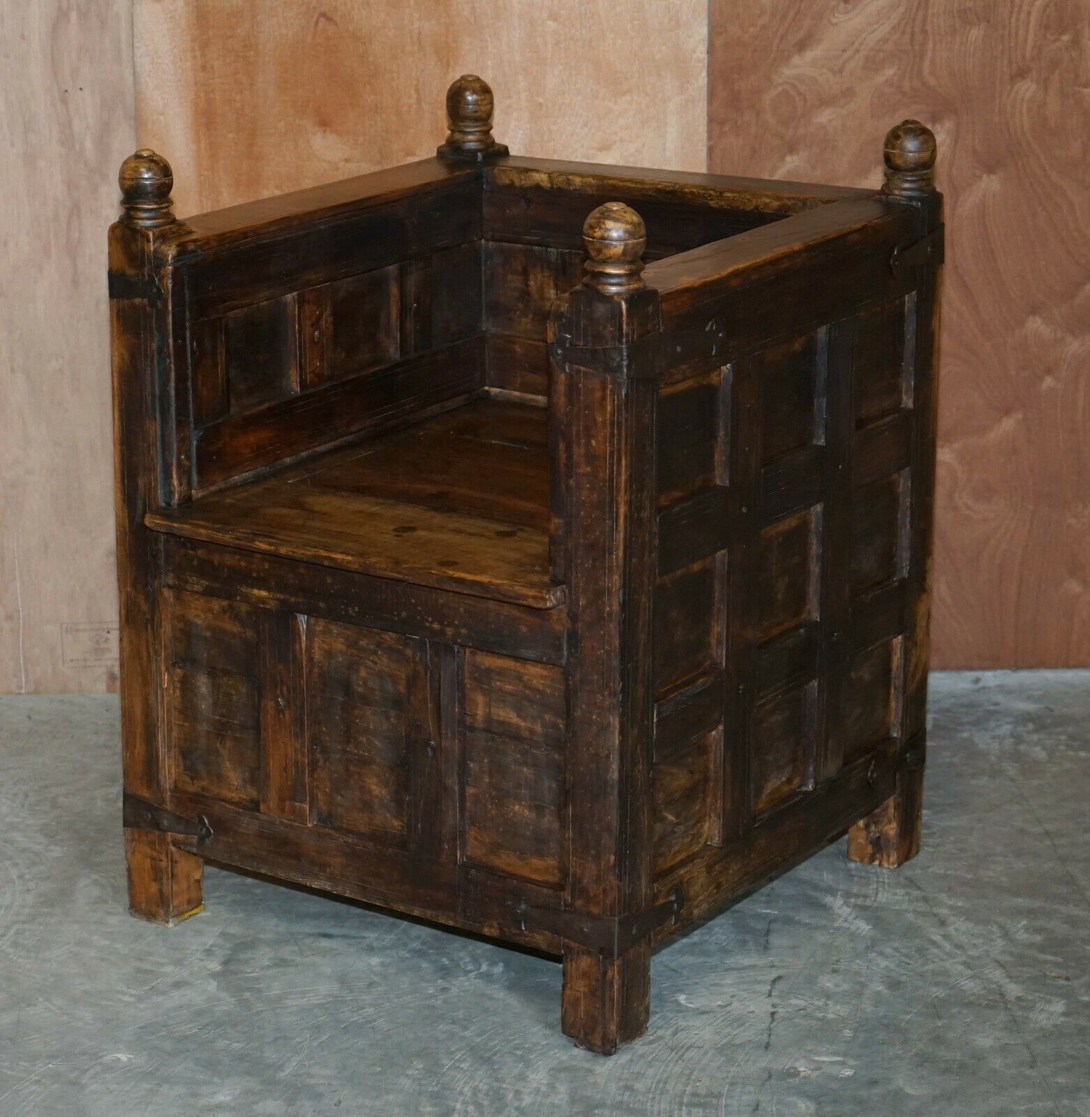 Stunning Suite Of Antique Anglo Indian Circa 1880 Oak & Iron Bound Hall Seats photo for sale