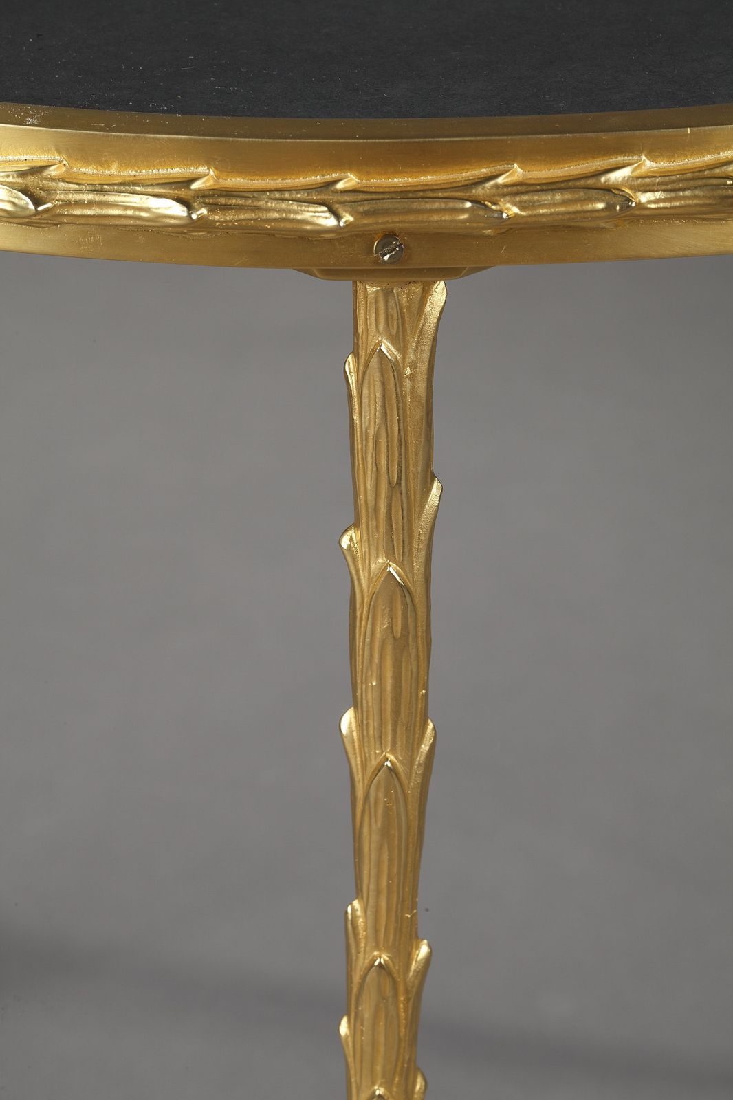 Mobilier Petite table demi-lune Maison Baguès, plateau en miroir vieilli, en bronze photo