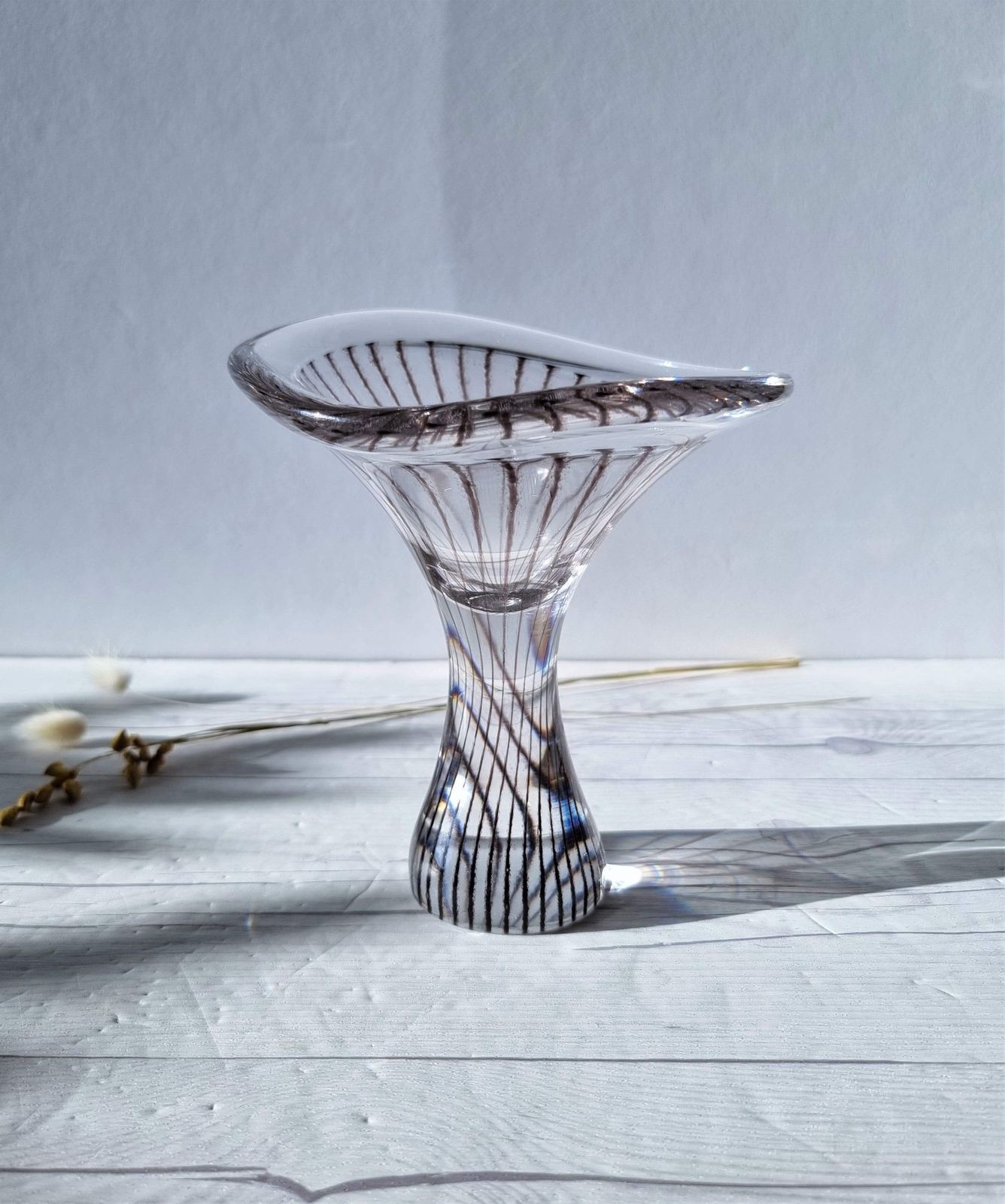 Vicke Lindstrand For Kosta Glasbruk (Kosta Boda), Kanterelli Form, Striped Footed Dish, 1950s, Rare photo vinterior