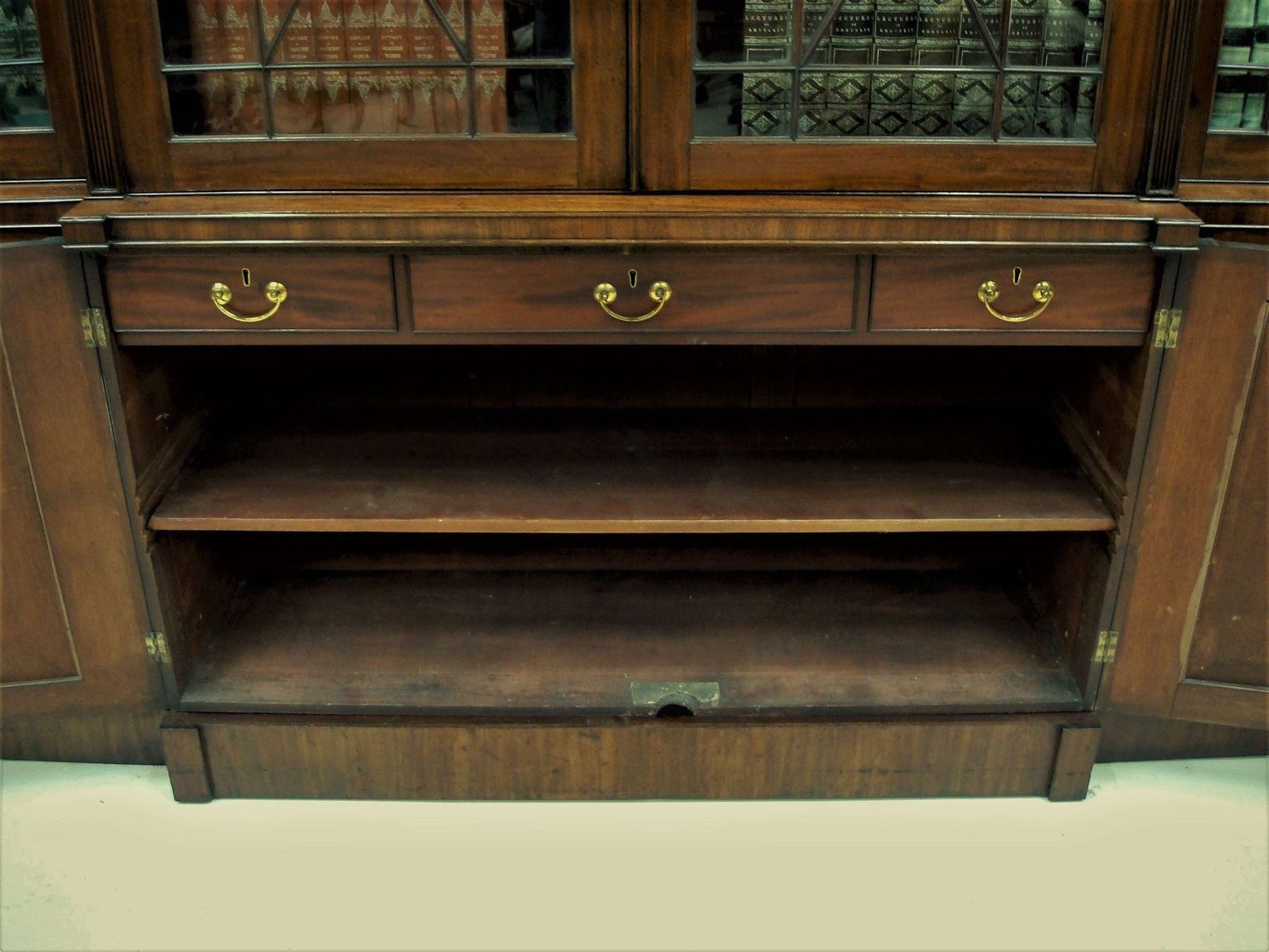 photo vinterior George III Mahogany Breakfront Bookcase
