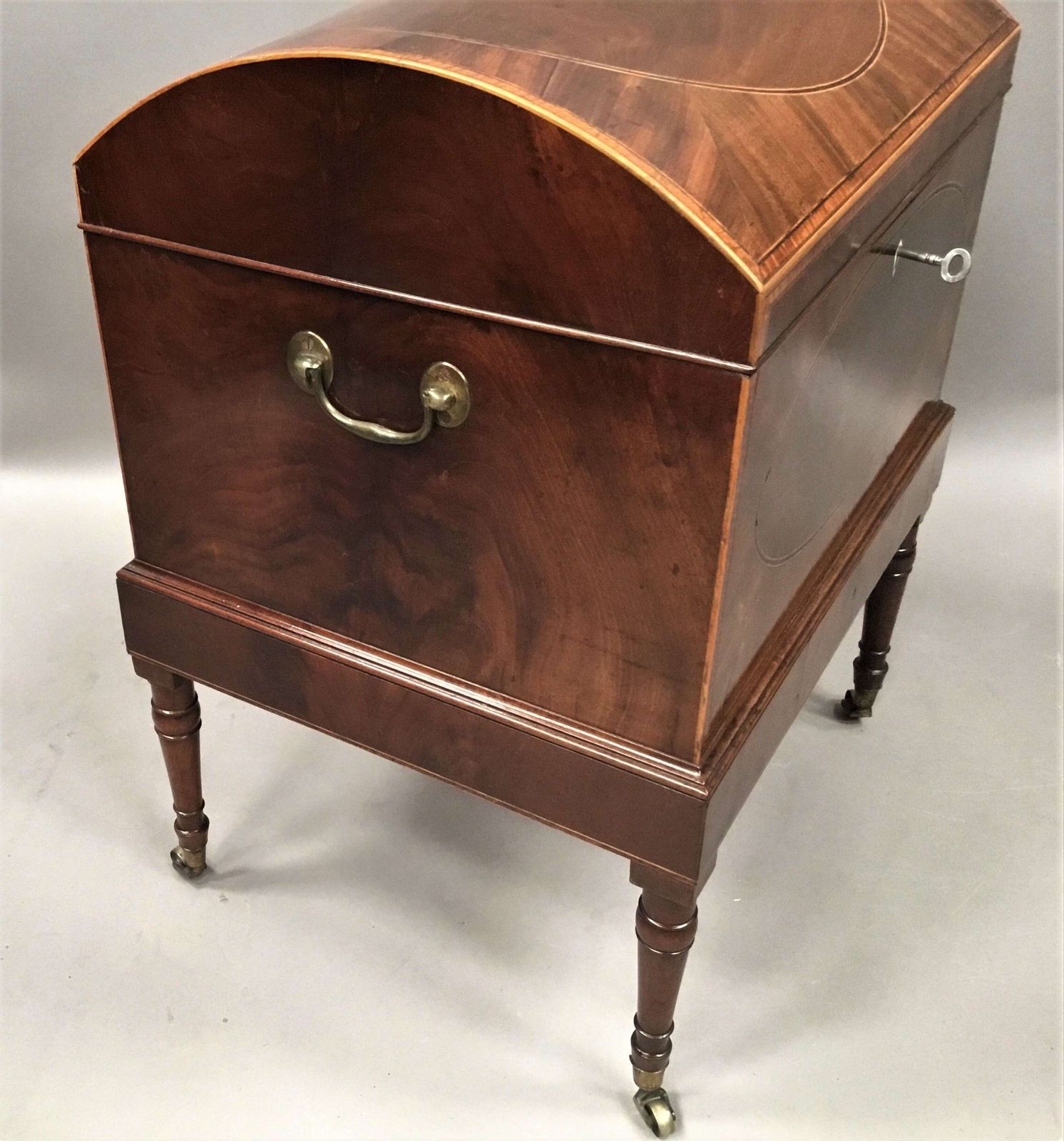 photo furniture A Fine George III Sheraton Mahogany Cellarette