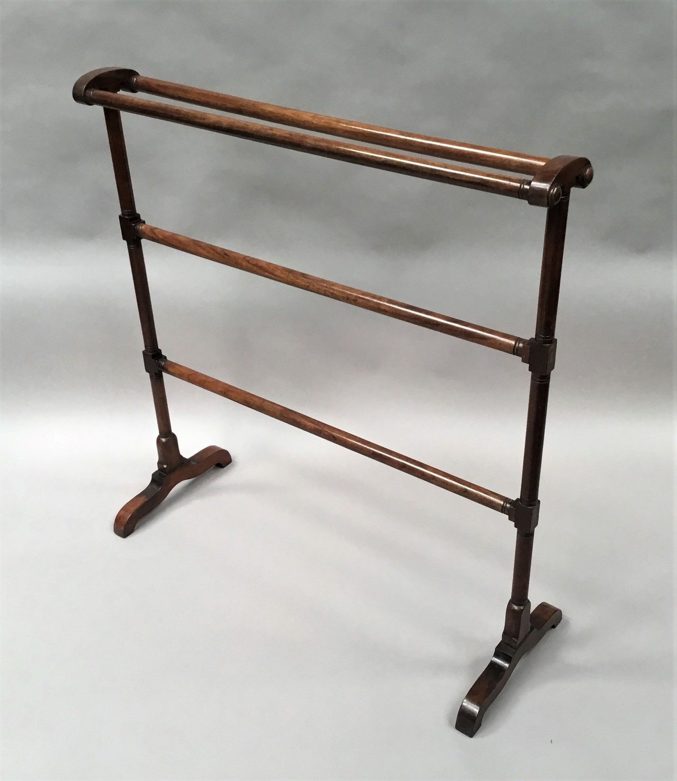 photo furniture Regency Mahogany Clothes / Towel Rail