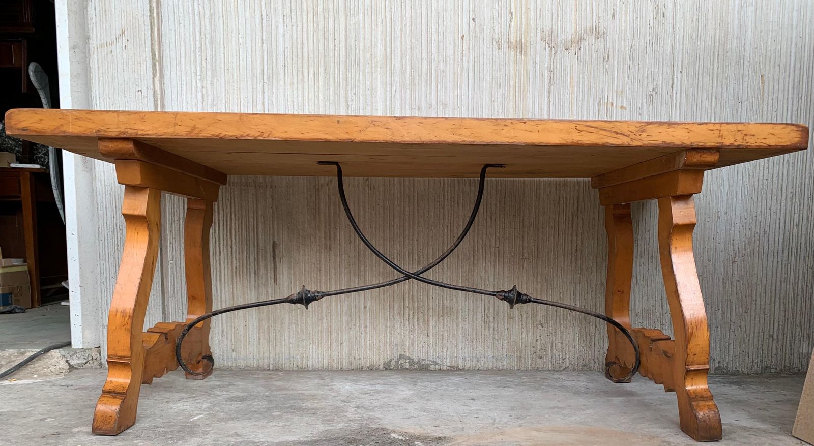 Table de ferme à manger espagnole du XXe siècle, pieds en lyre en cyprès, tréteaux photo buy