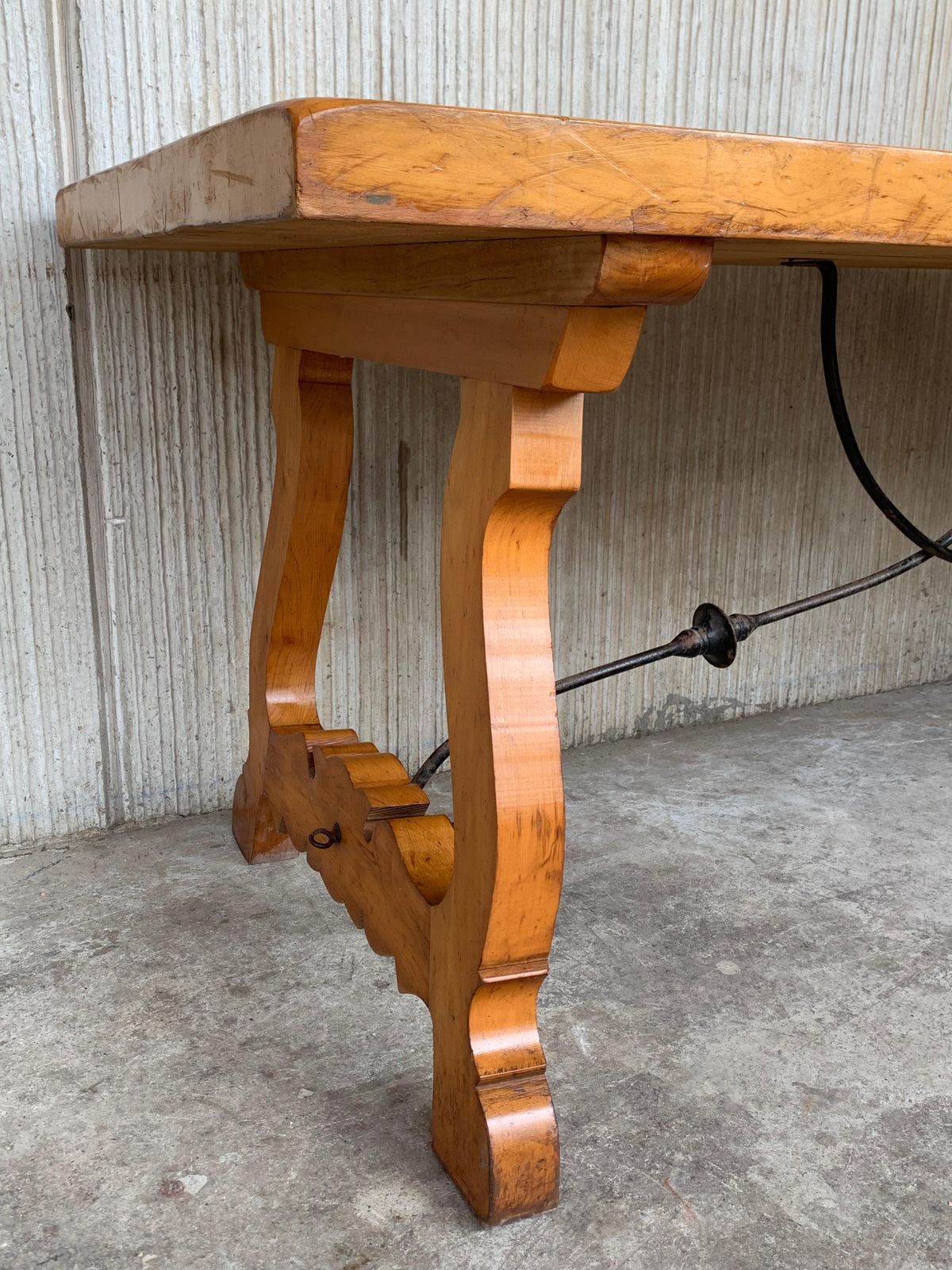 photo furniture Table de ferme à manger espagnole du XXe siècle, pieds en lyre en cyprès, tréteaux