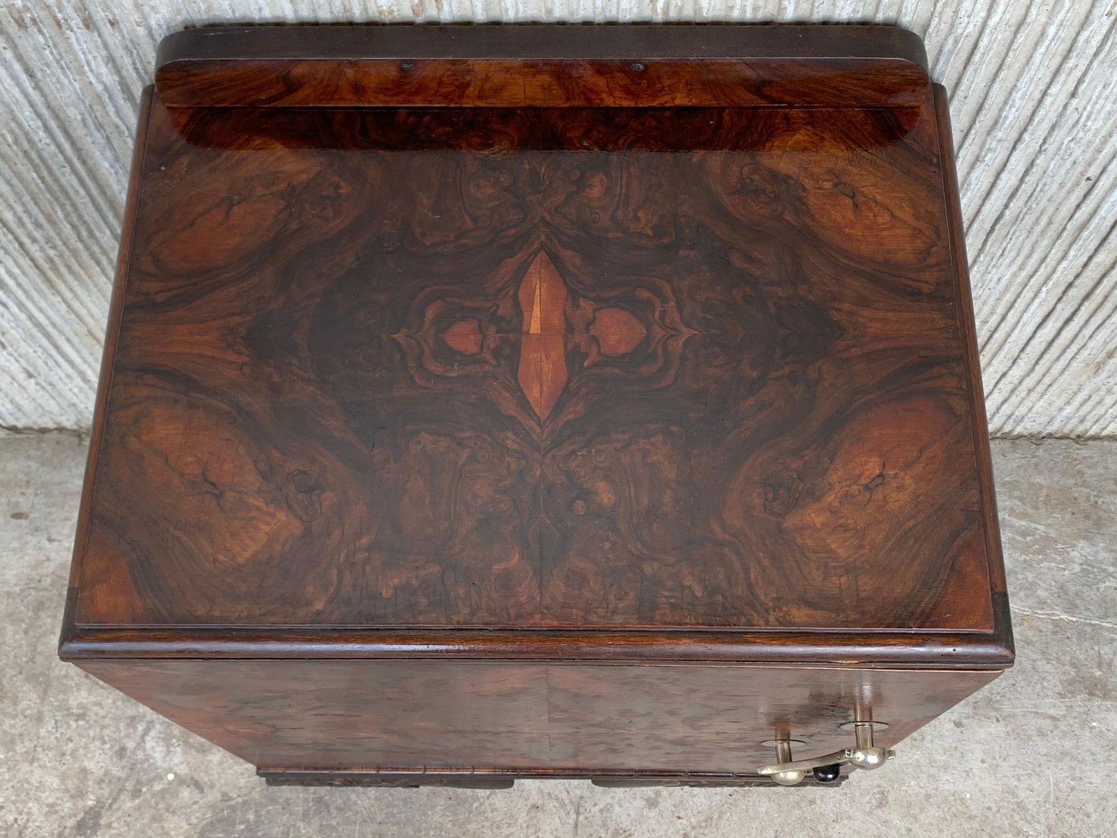 Paire de cabinets de chevet Art déco, piétement ébénisé sculpté photo vinterior