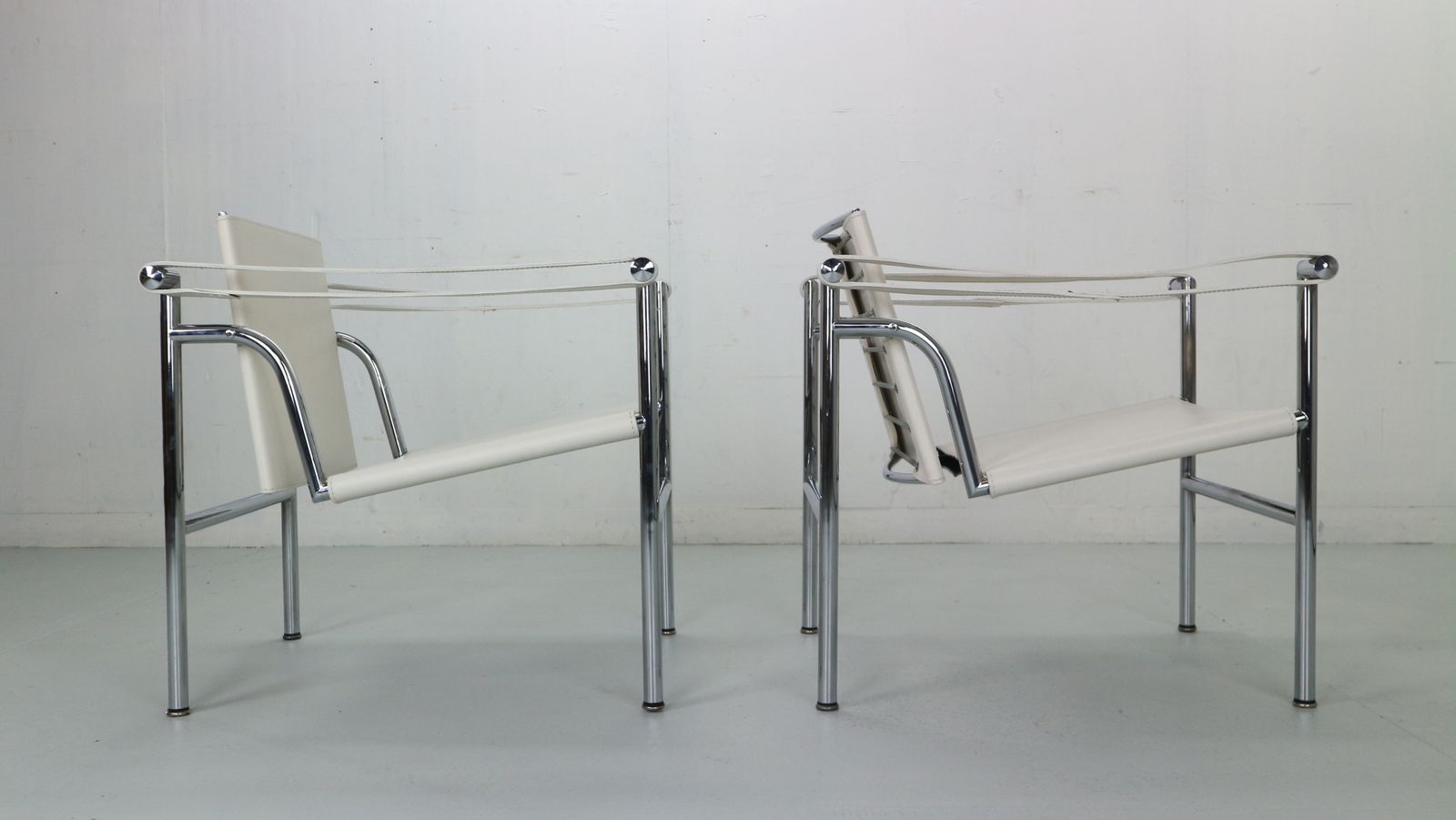 photo vinterior Le Corbusier Set Of 2 White Leather Armchairs Model, Lc1 For Cassina, 1970s
