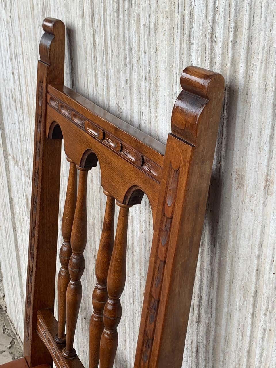 photo furniture Ensemble de quatre chaises espagnoles sculptées, assise et dossier en cuir, XIXe siècle