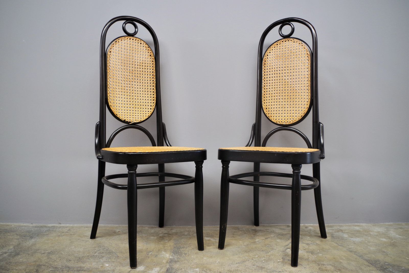 photo furniture Thonet Style Chairs In Bent Beech Wood And Vienna Straw Seat From The 80s