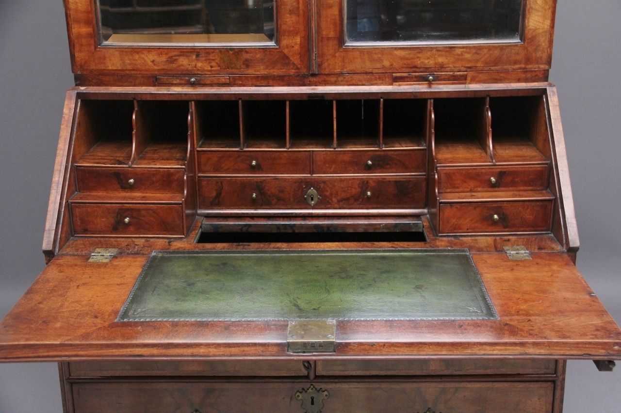 photo vintage Early 18th Century Walnut Bureau Bookcase