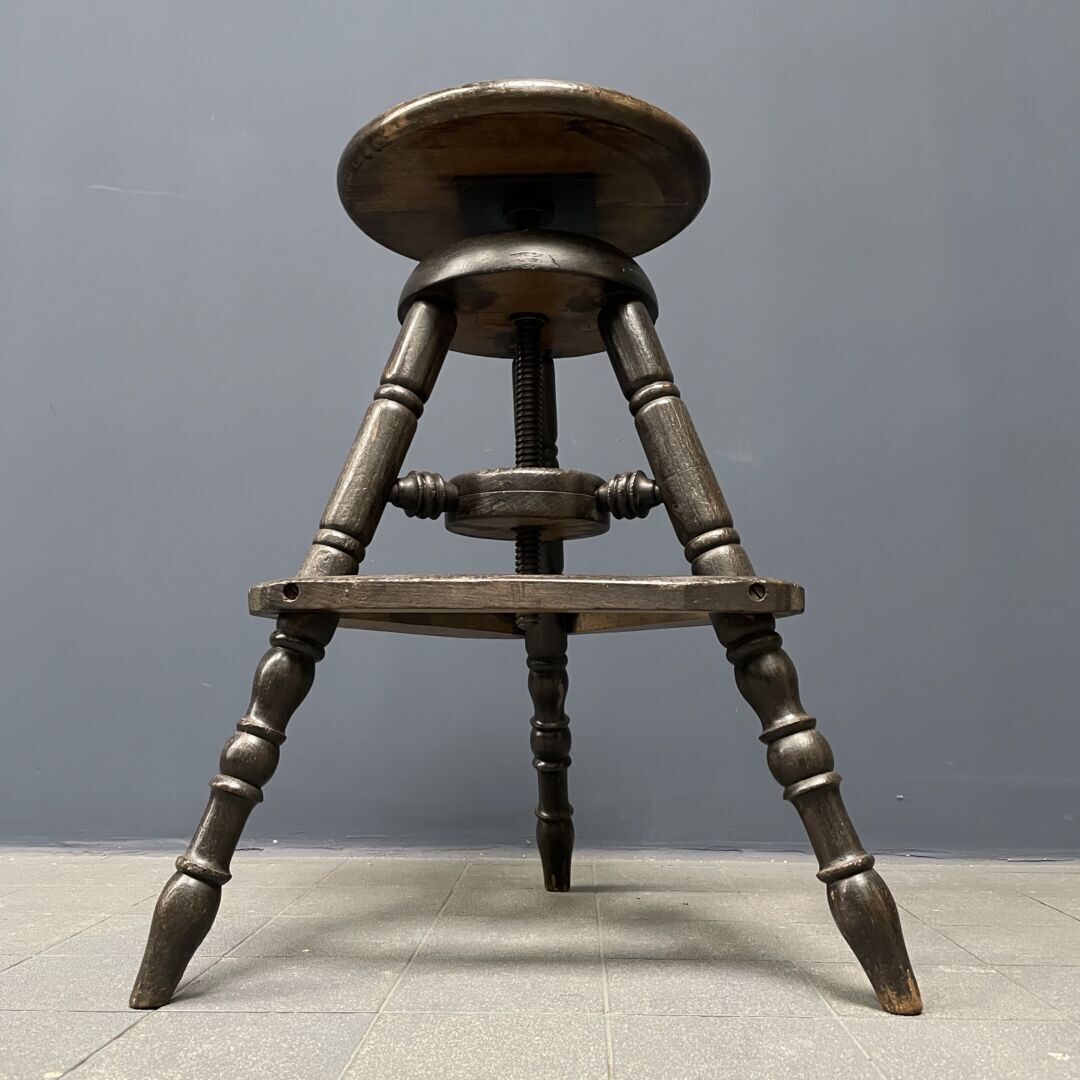 Antieke Donkere Werkstoel Met Spindel photo for sale