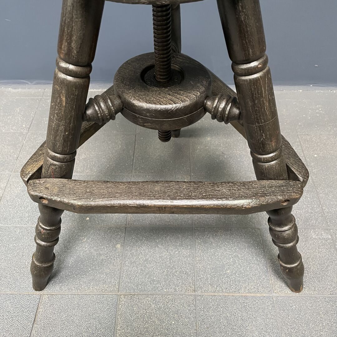 photo buy Antieke Donkere Werkstoel Met Spindel