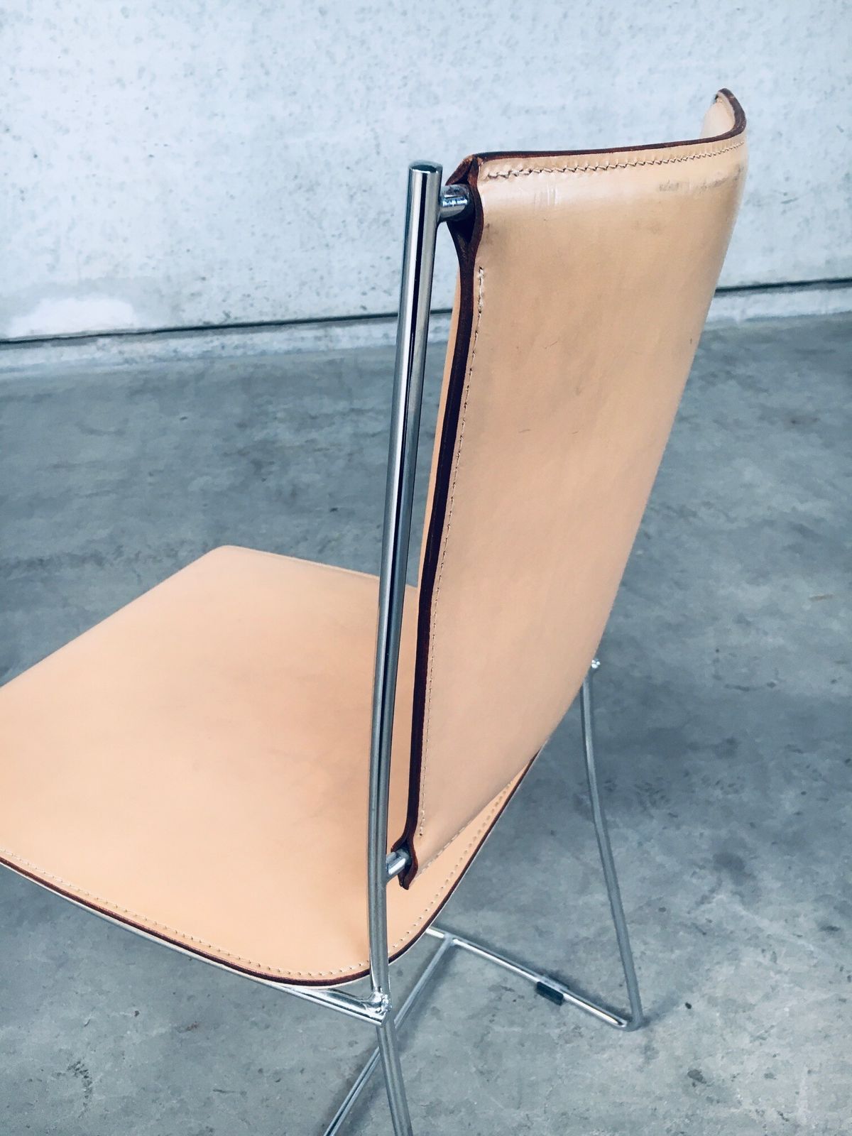 photo vintage Postmodern Italiaans Design Lederen Eetkamerstoelen Van Segis, Italië, Jaren 1990