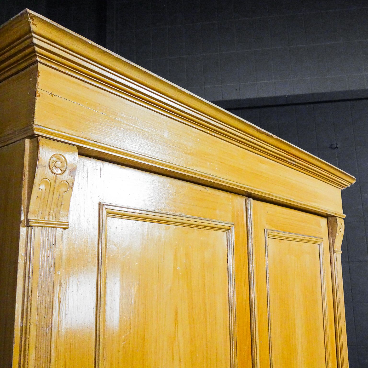 photo vinterior Brocante Wooden 2 Door Cupboard – Early 1900
