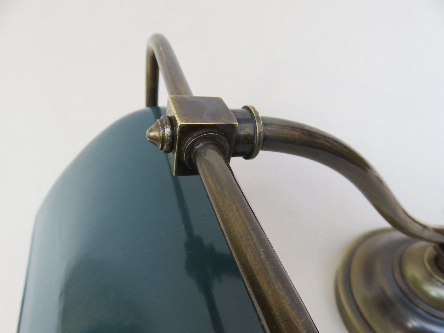 photo vintage Art Nouveau Enameled Brass Banker's Lamp