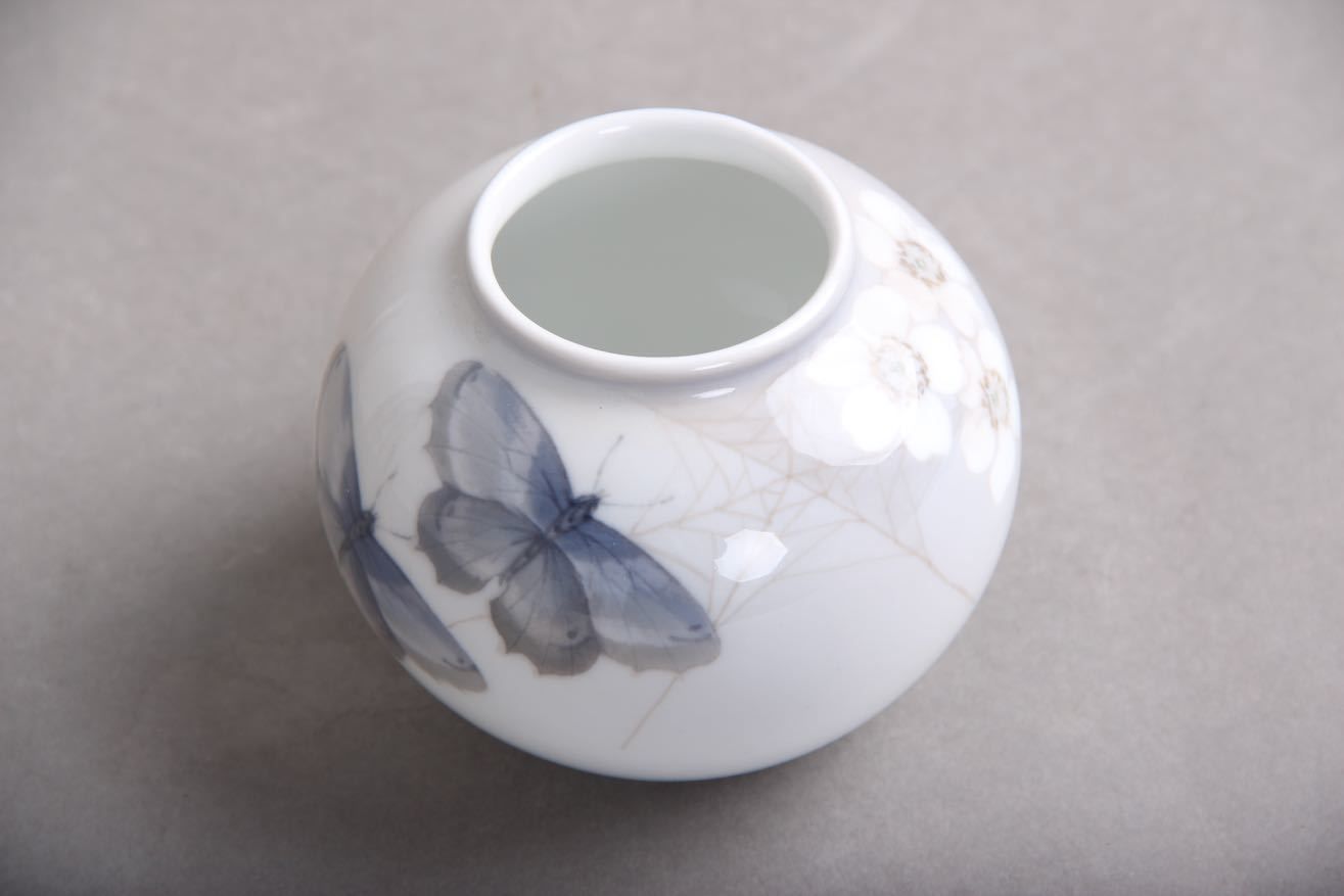Danish Royal Copenhagen, Vase Model 814/2390. Flowers And Butterflies. photo Home Decor
