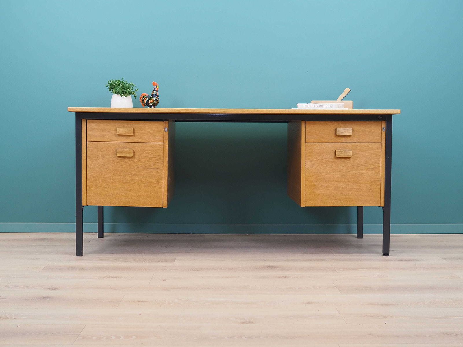 Essenhouten Bureau, Deens Design, Jaren 1980, Productie: Labofa Møbler photo furniture
