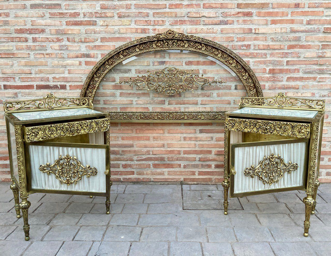 19e Eeuws Frans Belle époque Bed En Vitrine Nachtkastjes In Brons, Glas En Ijzer – Set Van 3 photo Meubels