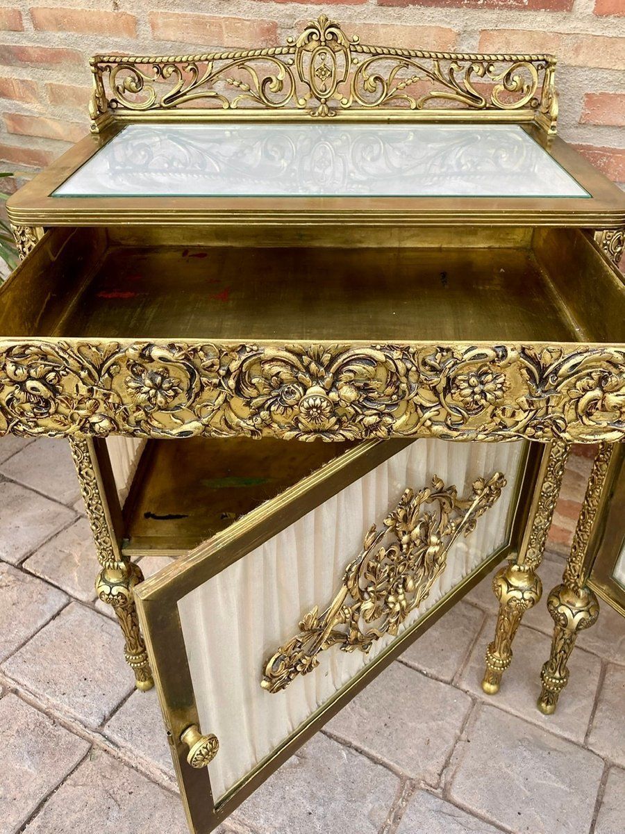 photo vinterior 19th Century French Belle époque Bed And Vitrine Nightstands In Bronze, Glass & Iron, Set Of 3