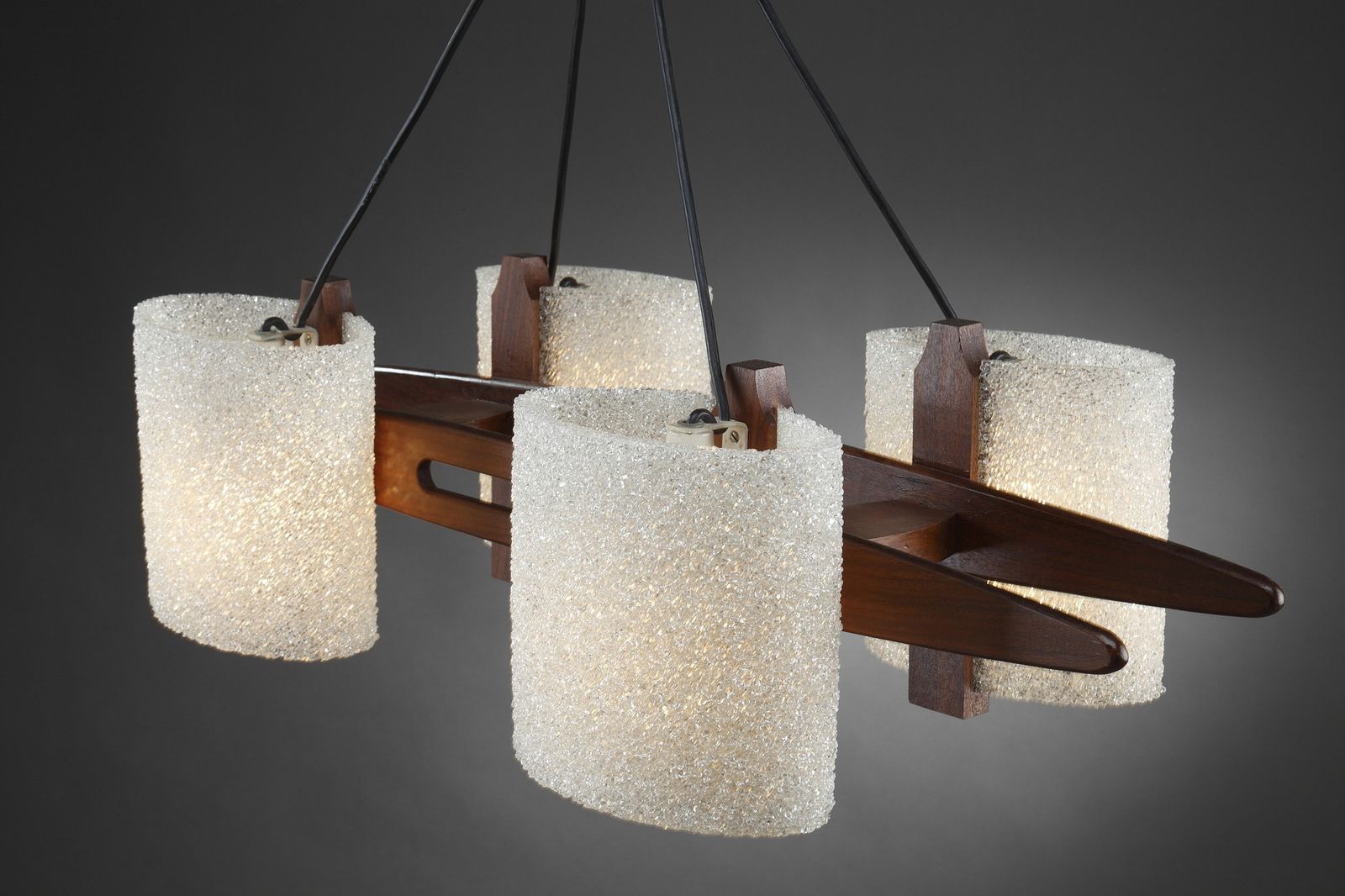 Lampe suspendue scandinave en teck et Perplex granit photo vinterior