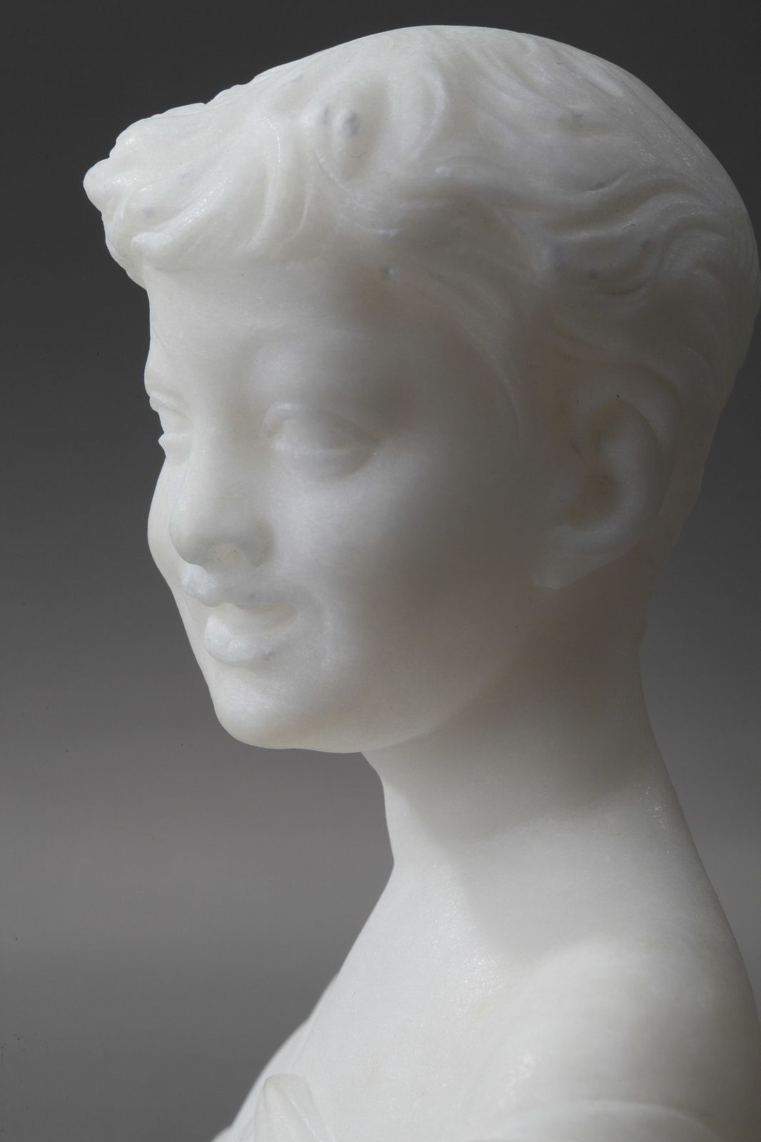 photo for sale Petit buste en albâtre représentant un jeune garçon