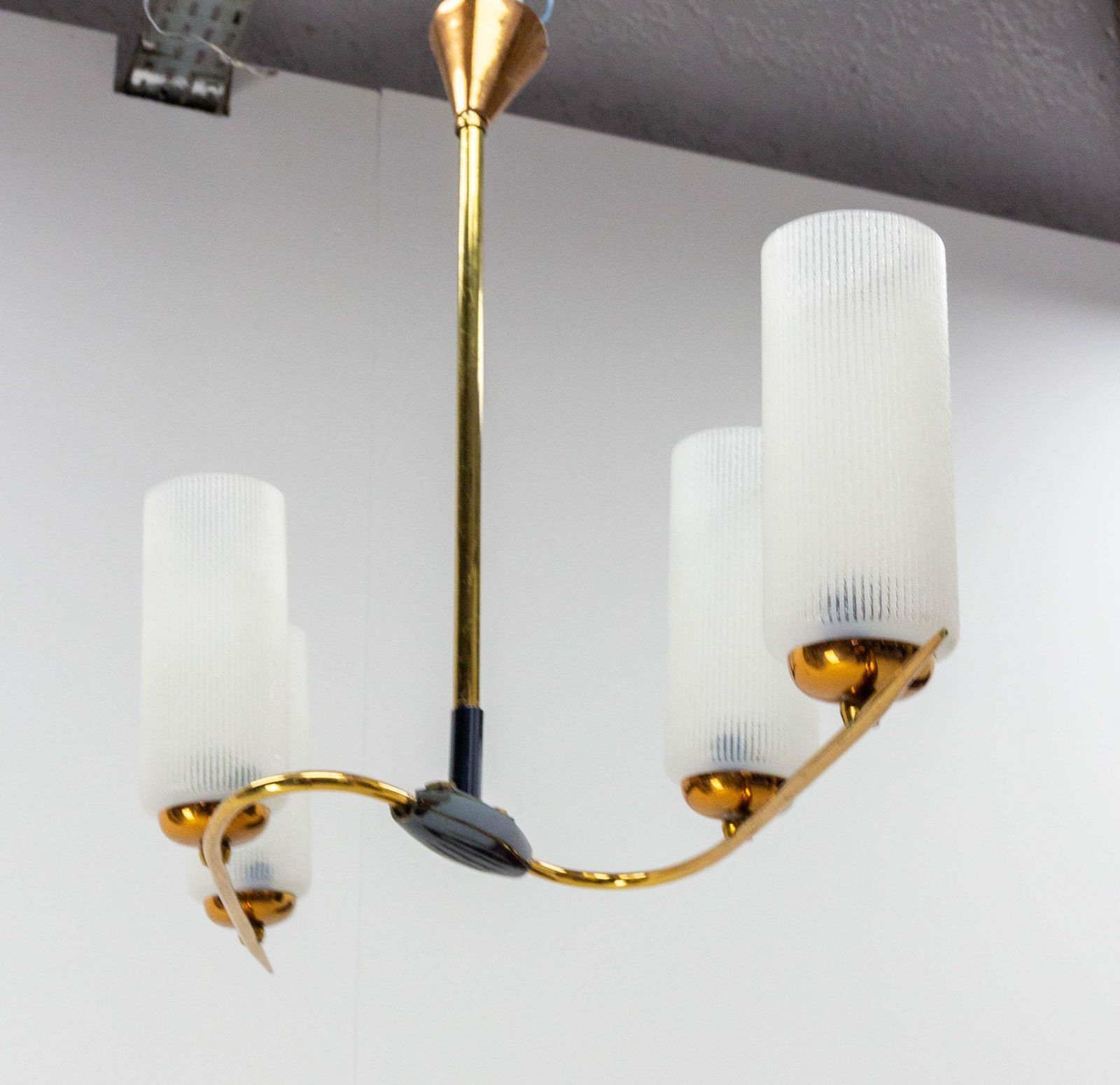 Lustre français en chrome doré et verre dépoli de style Arlus, 1960 photo furniture