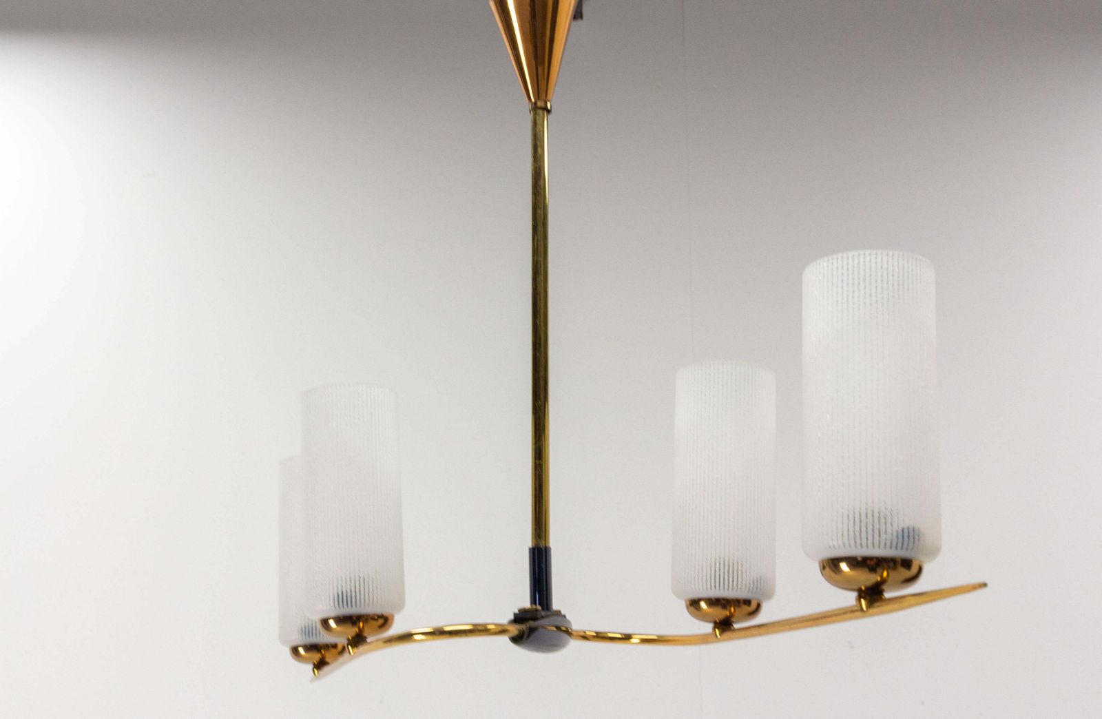 Lustre français en chrome doré et verre dépoli de style Arlus, 1960 photo Luminaires