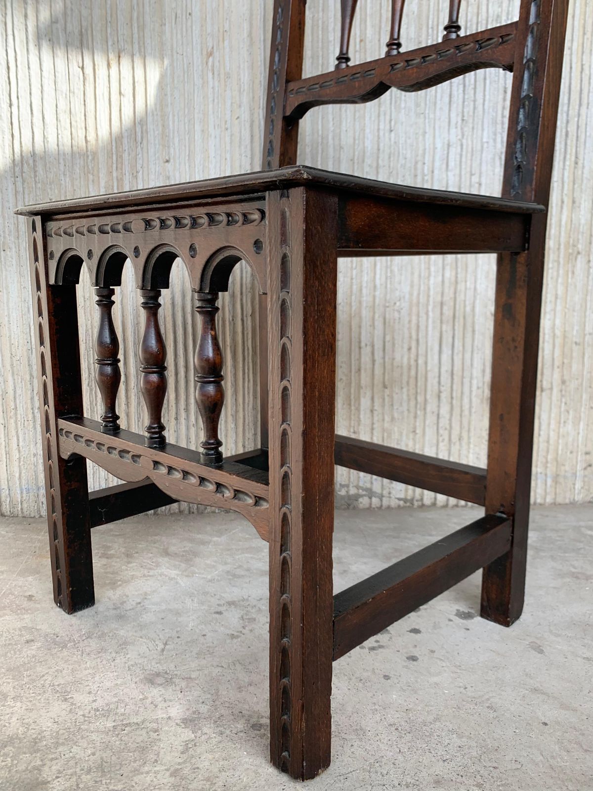 photo for sale Ensemble de quatre chaises espagnoles sculptées, assise en bois, début du XXe siècle