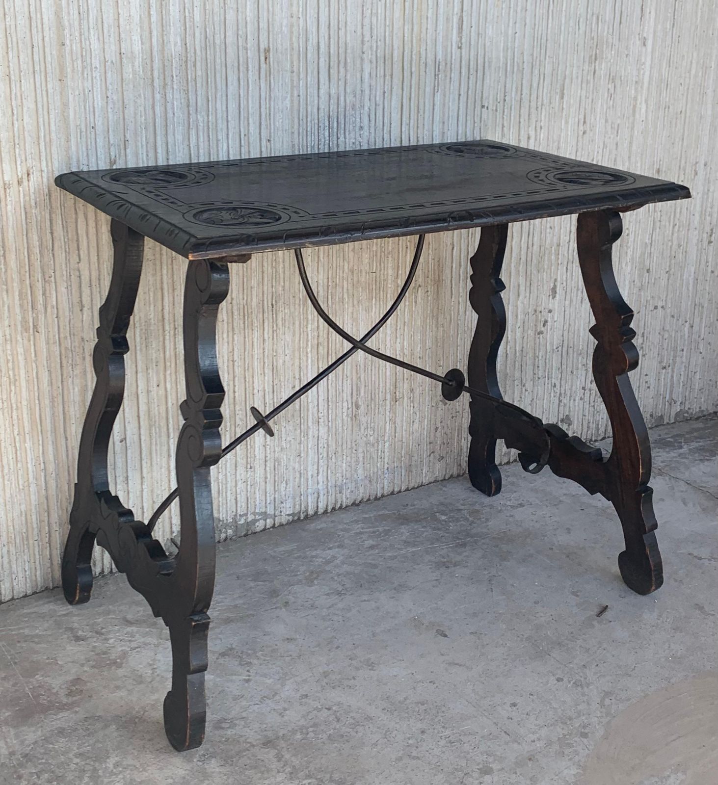 Table d'appoint baroque espagnole, plateau et pieds sculptés, traverses en fer, XIXe siècle photo furniture