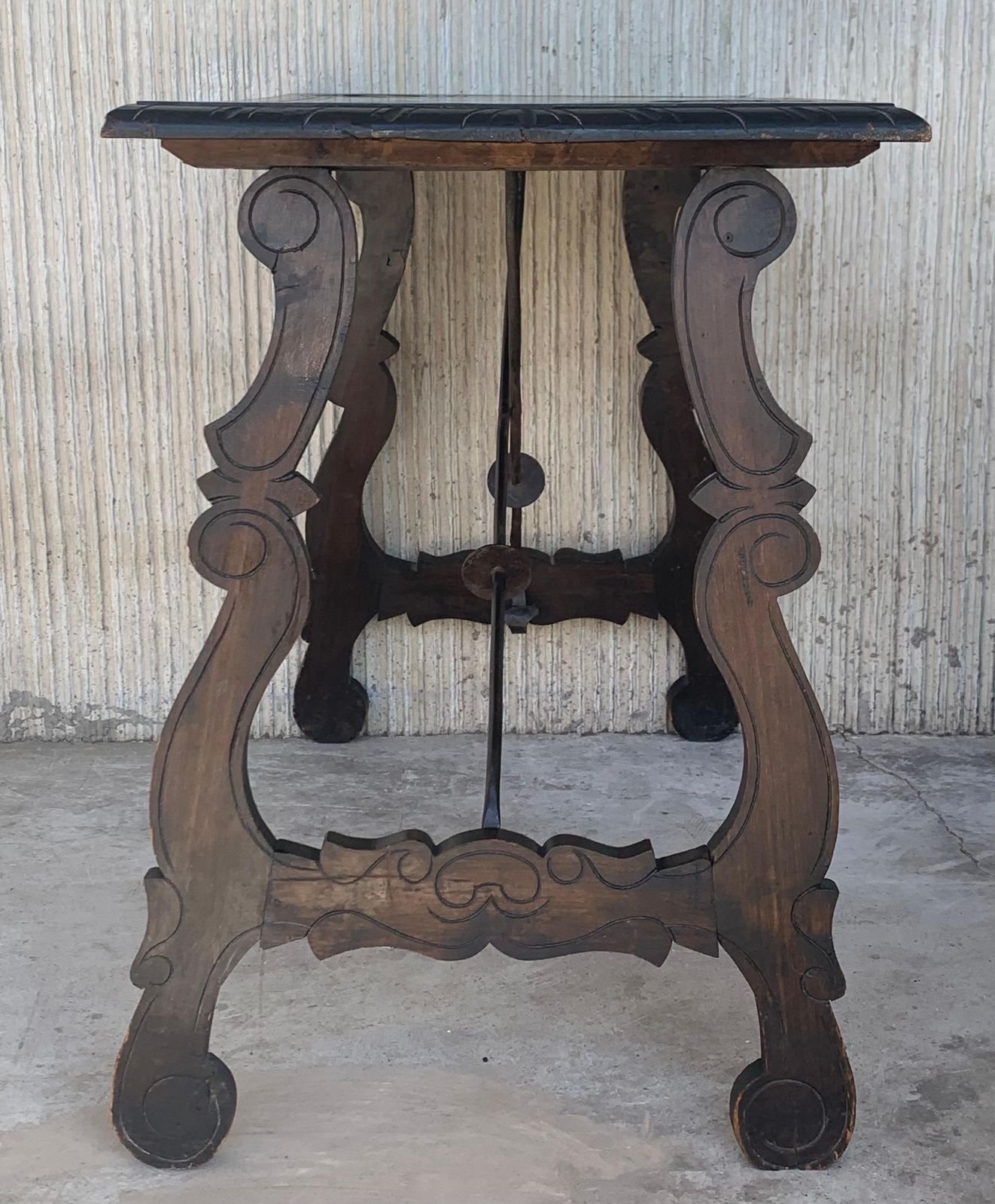 photo furniture Table d'appoint baroque espagnole, plateau et pieds sculptés, traverses en fer, XIXe siècle