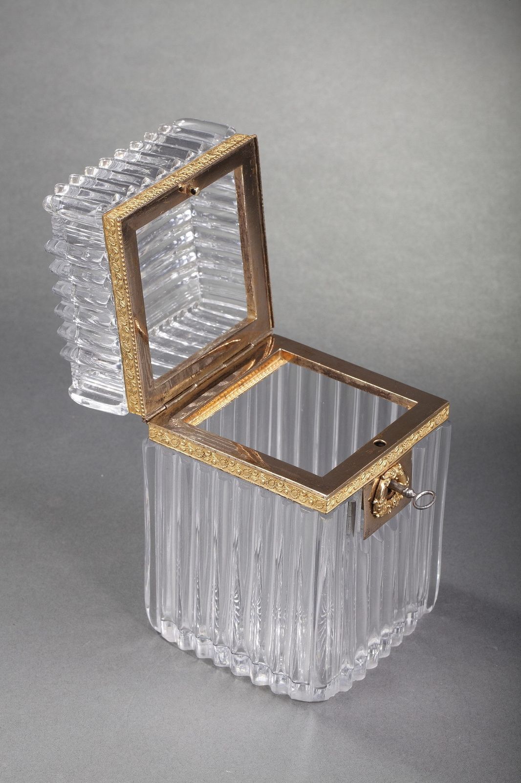 photo furniture Coffret en cristal taillé Charles X à montures en ormolu