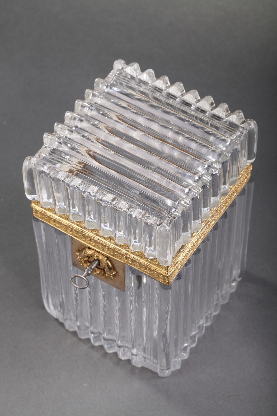 photo vintage Coffret en cristal taillé Charles X à montures en ormolu