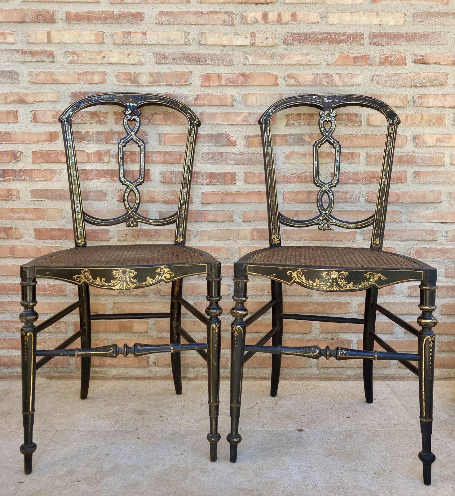 Elizabethaanse Houten Stoelen Gelakt In Zwart En Versierd In Goud Met Parelmoer Inlegwerk En Rieten Zitting, Set Van 2 photo vintage