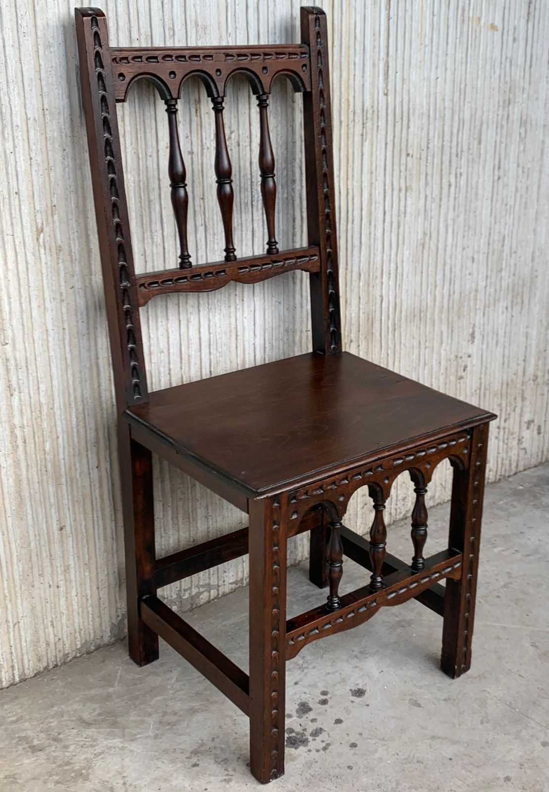 Ensemble de quatre chaises espagnoles sculptées, assise en bois, début du XXe siècle photo Mobilier