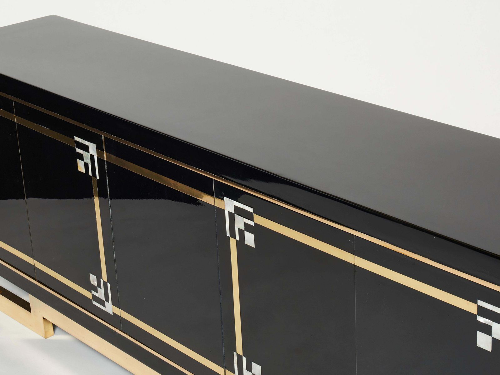 photo furniture Enfilade Maison Jansen en laiton et laque noire avec incrustations de nacre, années 1970