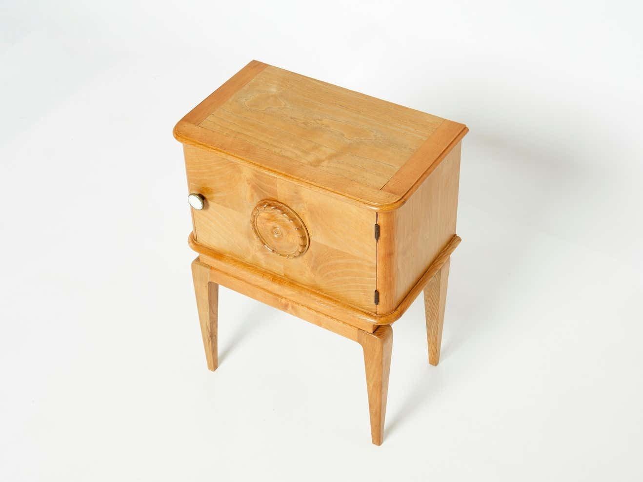 Table de chevet Art déco française en bois de frêne sculpté, années 1940 photo furniture