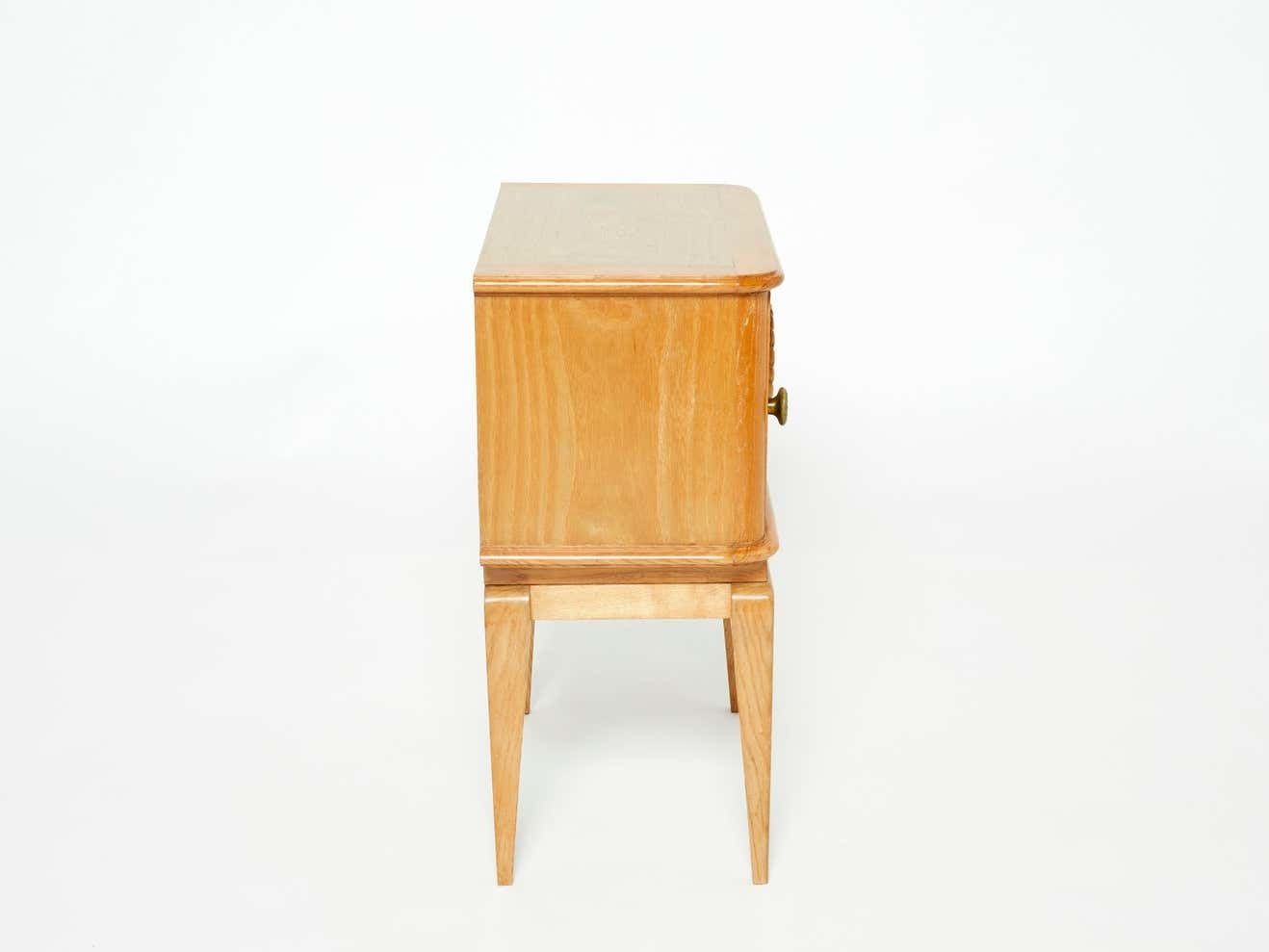 Table de chevet Art déco française en bois de frêne sculpté, années 1940 photo vinterior